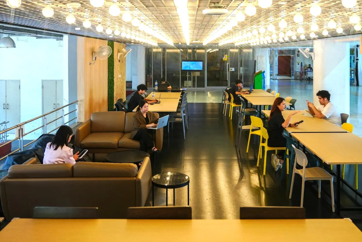AIS ร่วมกับคณะวิศวกรรมศาสตร์ จุฬาฯ เปิดตัว AIS SPARK SPACE พื้นที่การเรียนรู้และทำงาน ณ อาคารวิศวฯ 100 ปี รองรับ 75 ที่นั่ง เปิดให้ใช้งานทุกวัน