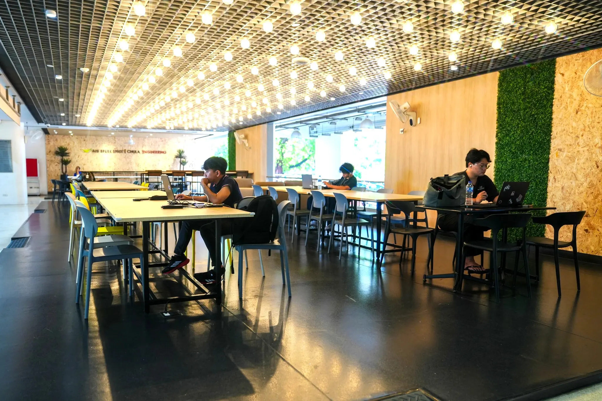 AIS ร่วมกับคณะวิศวกรรมศาสตร์ จุฬาฯ เปิดตัว AIS SPARK SPACE พื้นที่การเรียนรู้และทำงาน ณ อาคารวิศวฯ 100 ปี รองรับ 75 ที่นั่ง เปิดให้ใช้งานทุกวัน