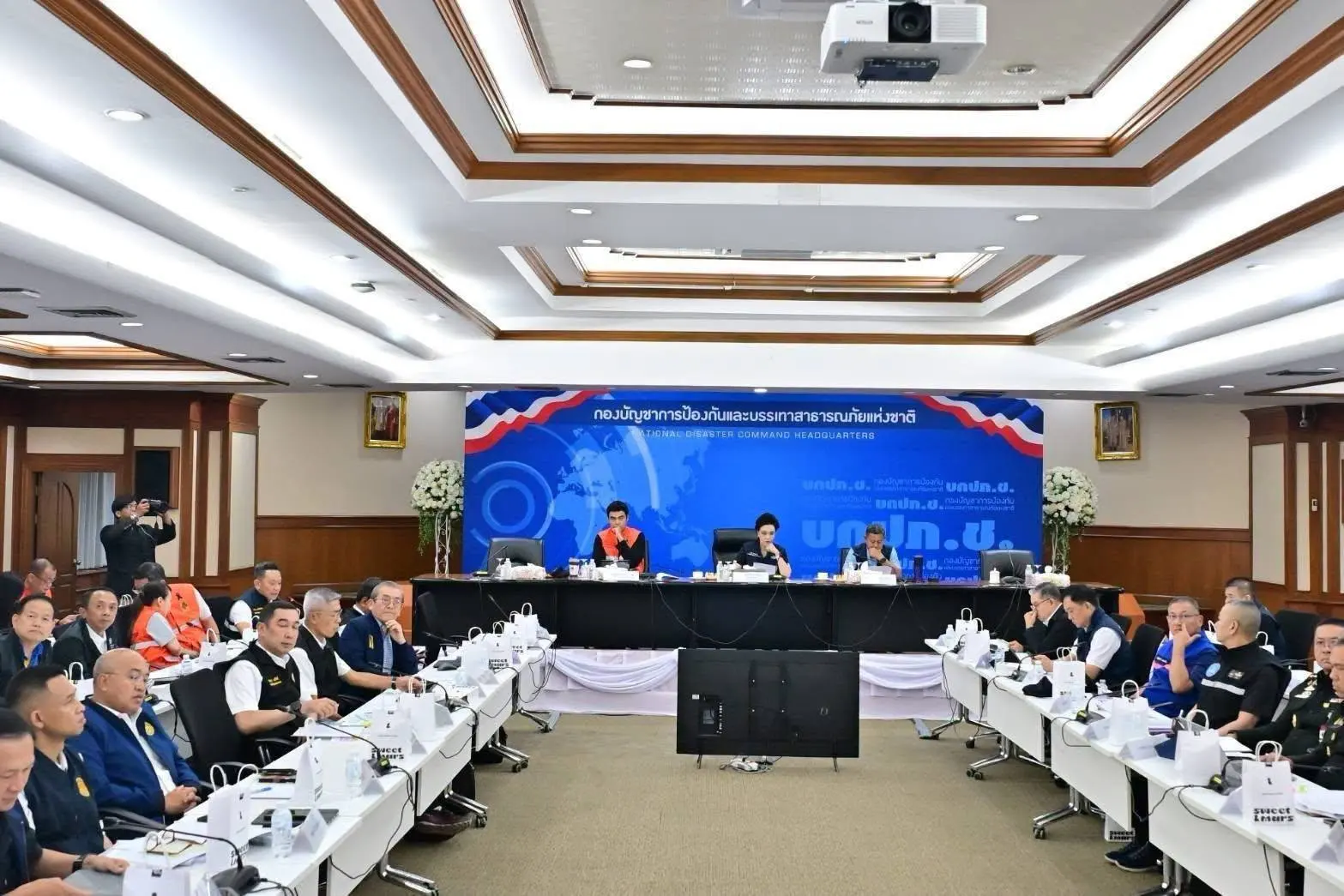 นายกฯ อนุทิน ประชุม บกปภ.ช. สั่งการ 4 มาตรการรับมือน้ำท่วม เร่งจ่ายเงินเยียวยา 9,000 บาท พร้อมแนะผู้ว่าฯ 14 จังหวัดภาคใต้ ประกาศเขตสาธารณภัยล่วงหน้าได้ทันที