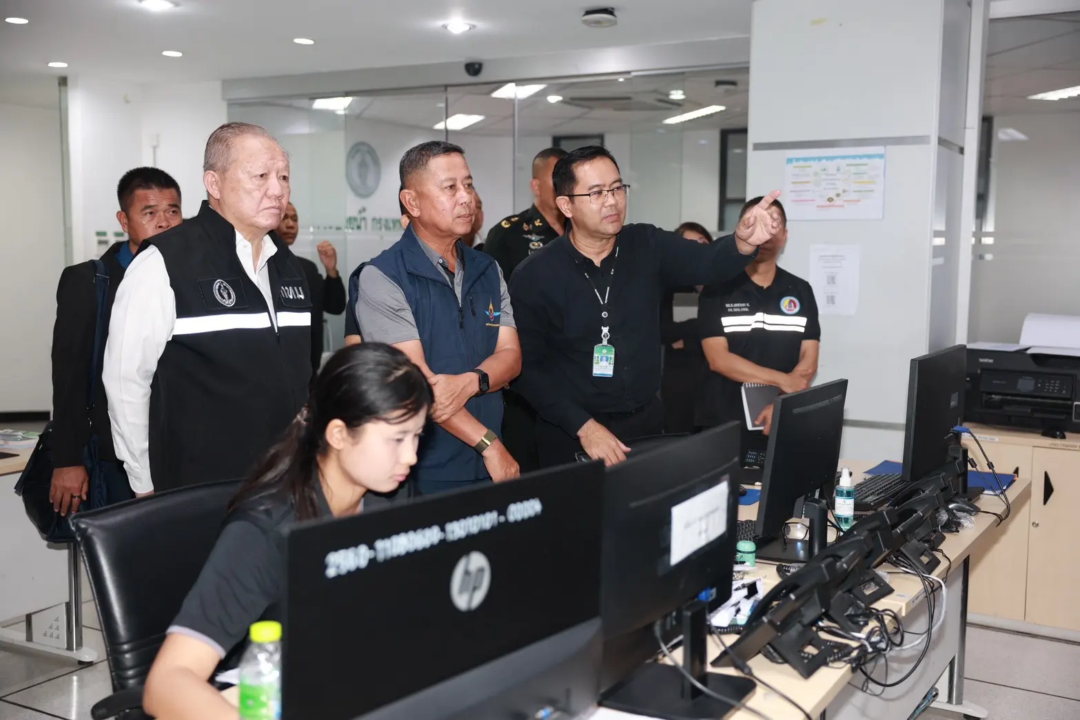 กรุงเทพมหานคร ร่วมกับกระทรวงกลาโหม ประชุมรับมือน้ำท่วม เสนอตั้งศูนย์บรรเทาสาธารณภัยระดับเขต 50 เขต บูรณาการกำลังพลและเครื่องมือช่วยเหลือประชาชน