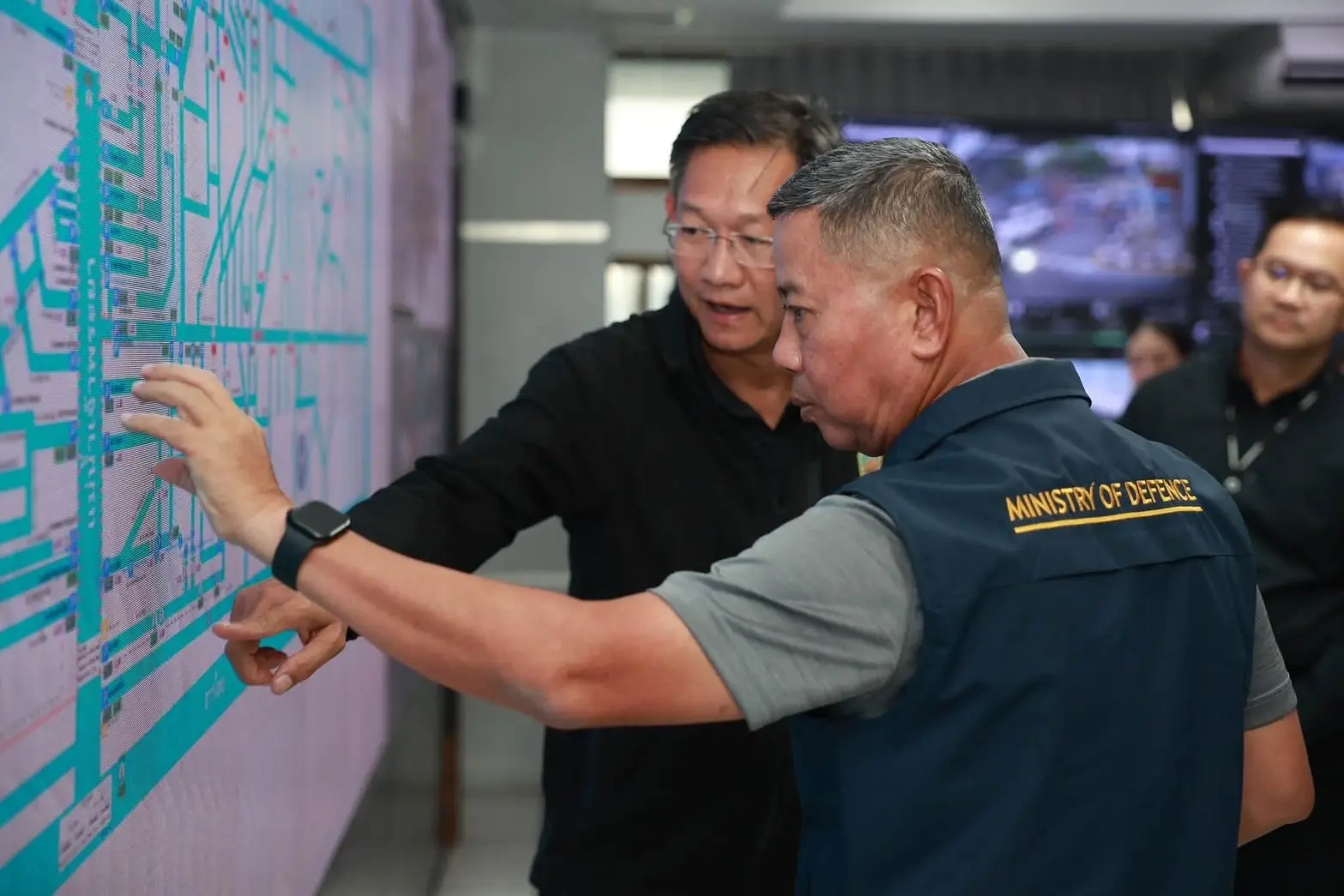 กรุงเทพมหานคร ร่วมกับกระทรวงกลาโหม ประชุมรับมือน้ำท่วม เสนอตั้งศูนย์บรรเทาสาธารณภัยระดับเขต 50 เขต บูรณาการกำลังพลและเครื่องมือช่วยเหลือประชาชน