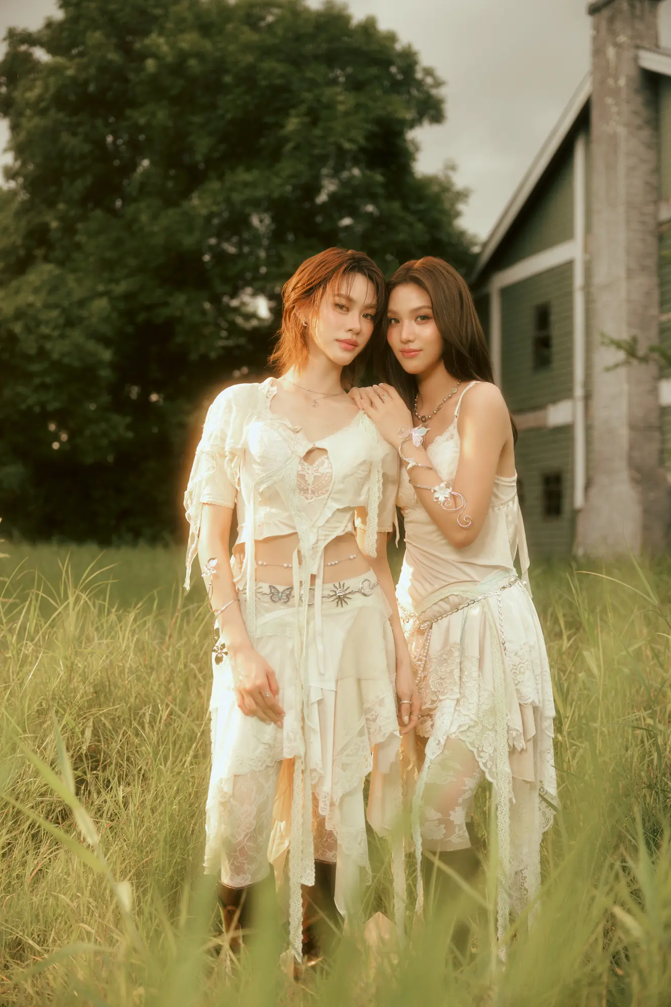 EMIBONNIE ดูโอจากค่าย RISER MUSIC ปล่อยซิงเกิลใหม่ กุญแจพระจันทร์ (Moonkey) ชูไลน์ประสานในแนวเพลงป็อป พร้อมมิวสิกวิดีโอแนวแฟนตาซีอิงตำนานกรีก