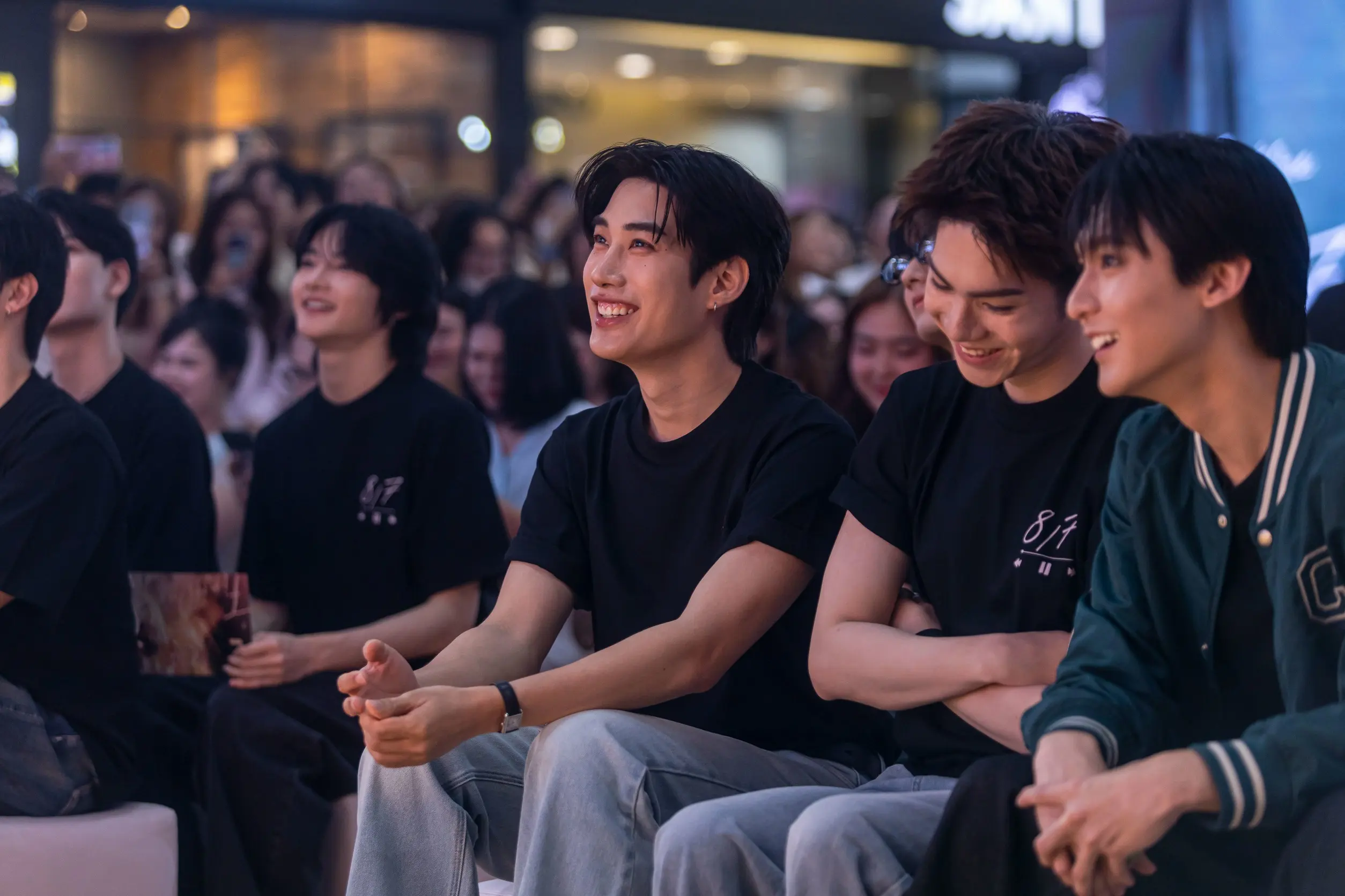 เฟิร์สวัน วรรณกร ศิลปินค่าย DMD MUSIC จัดงานโชว์เคสเปิดตัวซิงเกิลที่สอง 8/7 (แปดทับเจ็ด) ณ ยูเนี่ยน มอลล์ โดยมี เติ้ล มติมันท์ และเพื่อนร่วมค่ายร่วมให้กำลังใจ