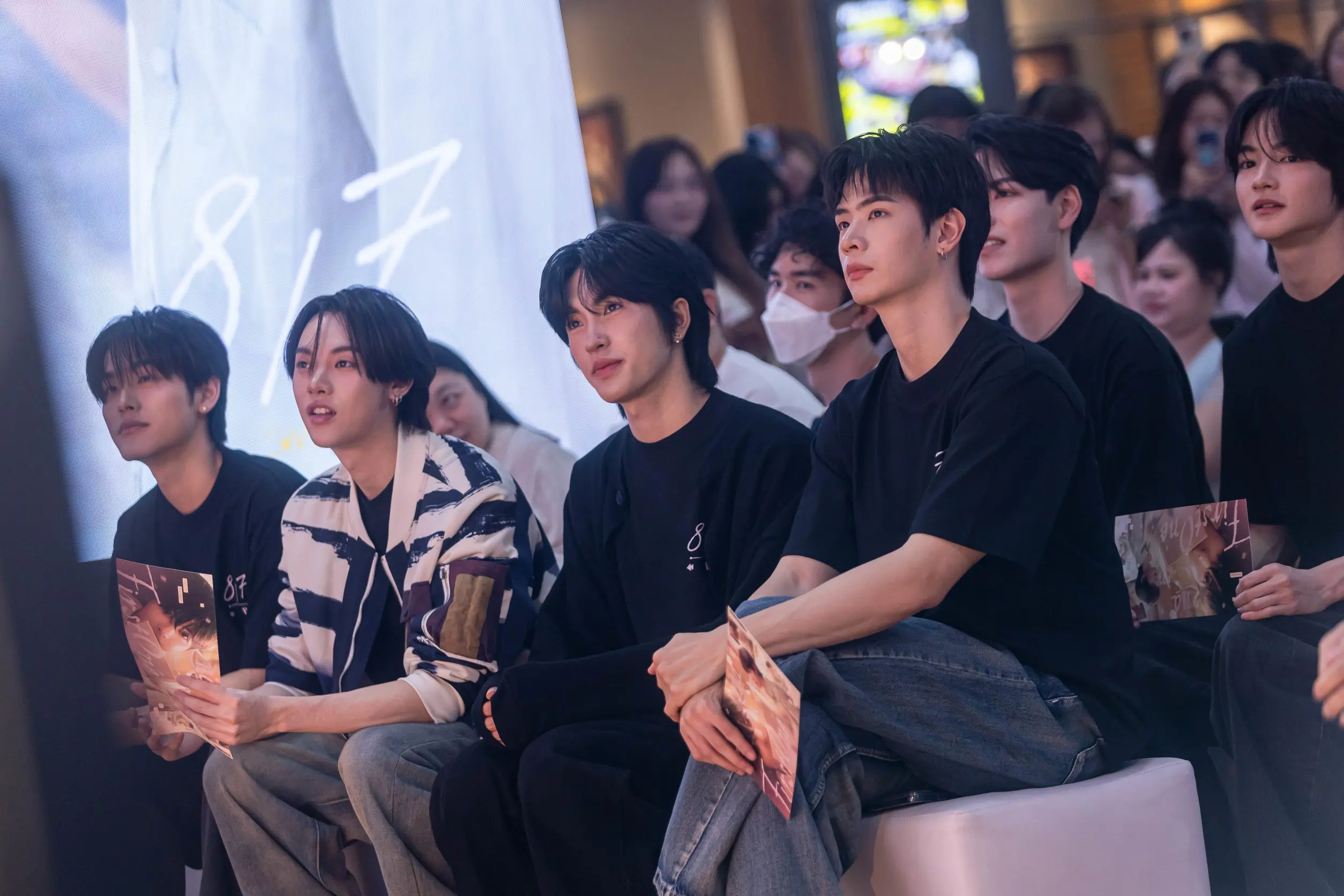 เฟิร์สวัน วรรณกร ศิลปินค่าย DMD MUSIC จัดงานโชว์เคสเปิดตัวซิงเกิลที่สอง 8/7 (แปดทับเจ็ด) ณ ยูเนี่ยน มอลล์ โดยมี เติ้ล มติมันท์ และเพื่อนร่วมค่ายร่วมให้กำลังใจ