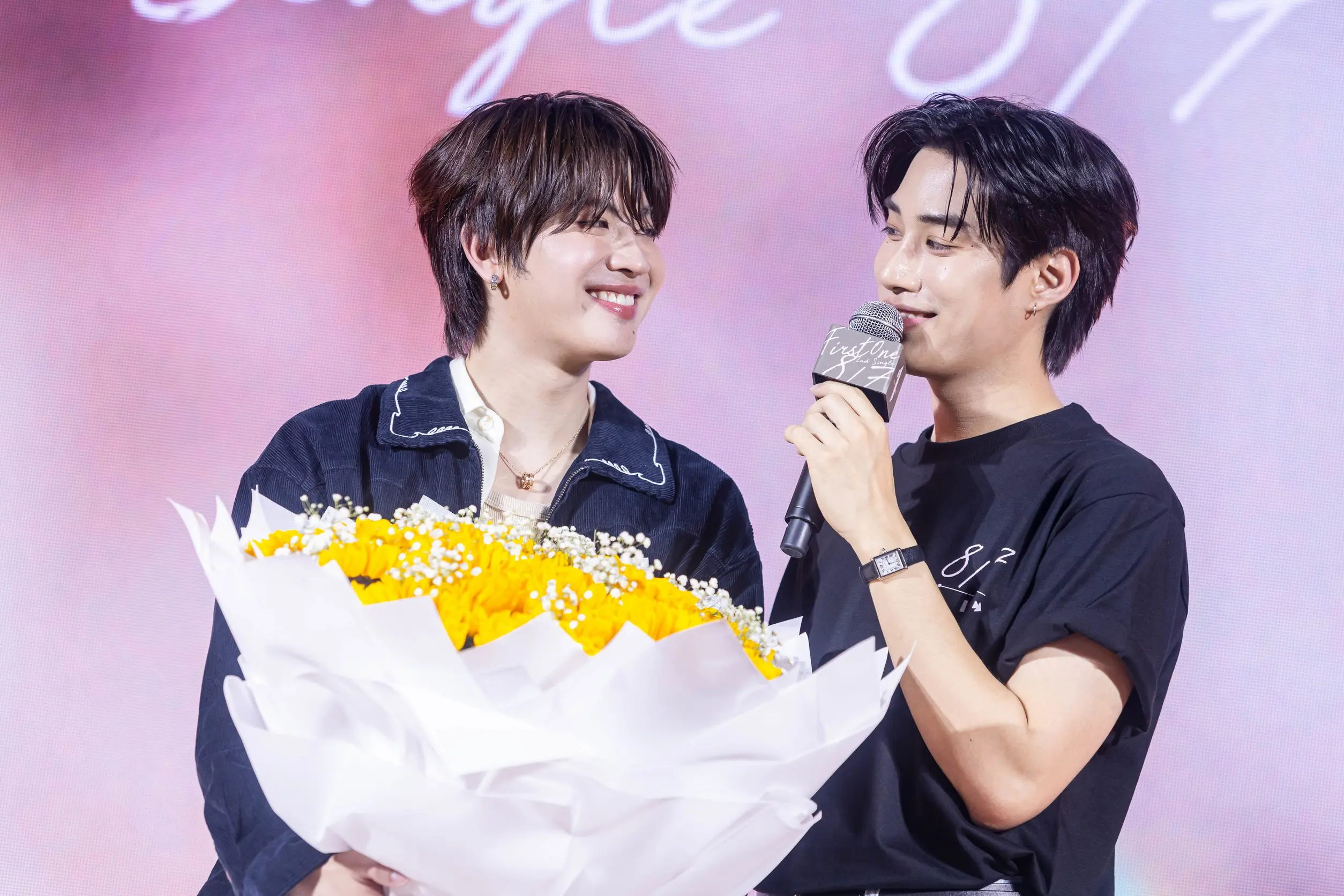เฟิร์สวัน วรรณกร ศิลปินค่าย DMD MUSIC จัดงานโชว์เคสเปิดตัวซิงเกิลที่สอง 8/7 (แปดทับเจ็ด) ณ ยูเนี่ยน มอลล์ โดยมี เติ้ล มติมันท์ และเพื่อนร่วมค่ายร่วมให้กำลังใจ