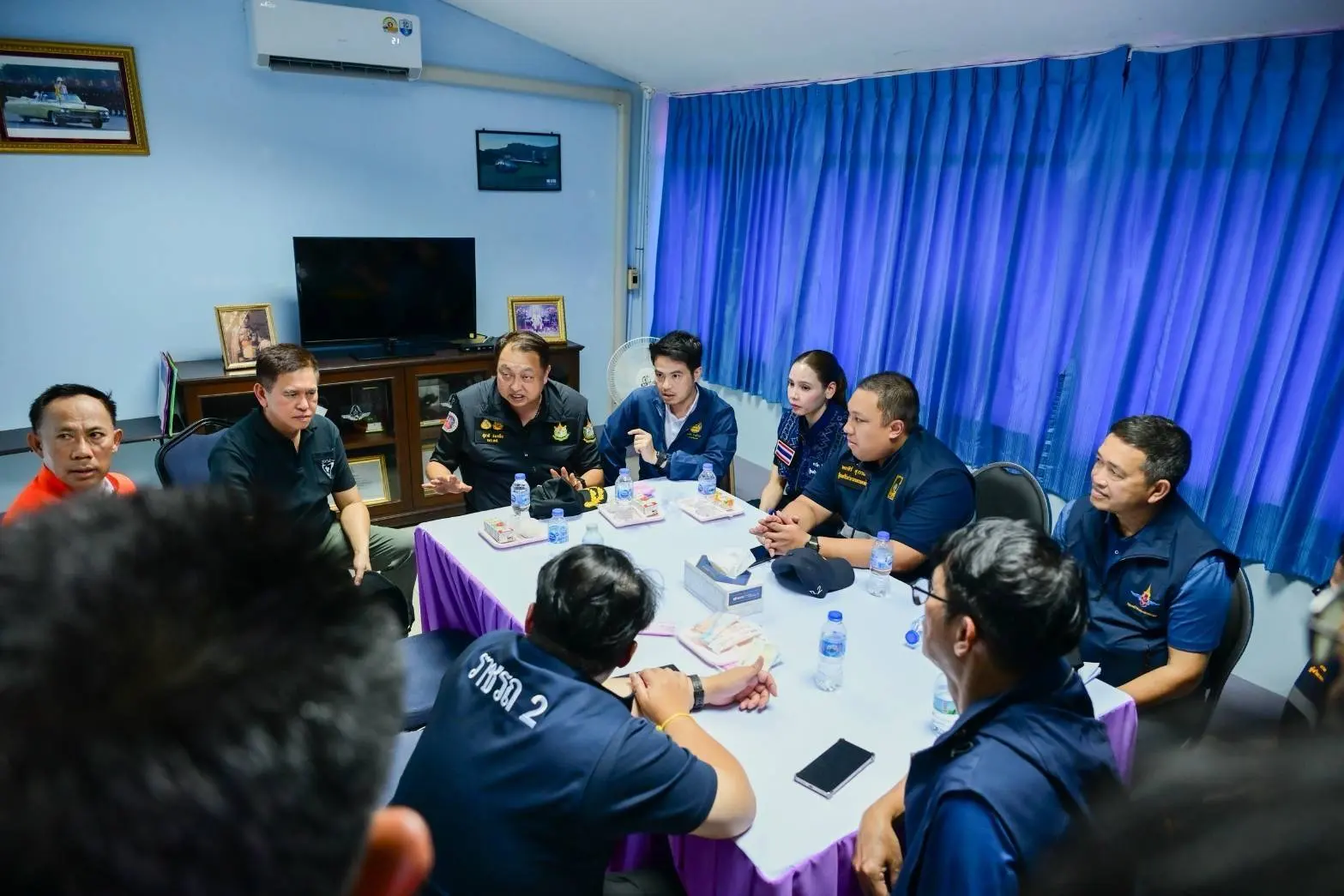 คณะรัฐมนตรีลงพื้นที่ติดตามสถานการณ์น้ำท่วมปราจีนบุรี ระดมแจกจ่ายอาหารและสิ่งจำเป็นแก่ประชาชนในพื้นที่น้ำท่วมสูงและจุดที่การเดินทางถูกตัดขาด