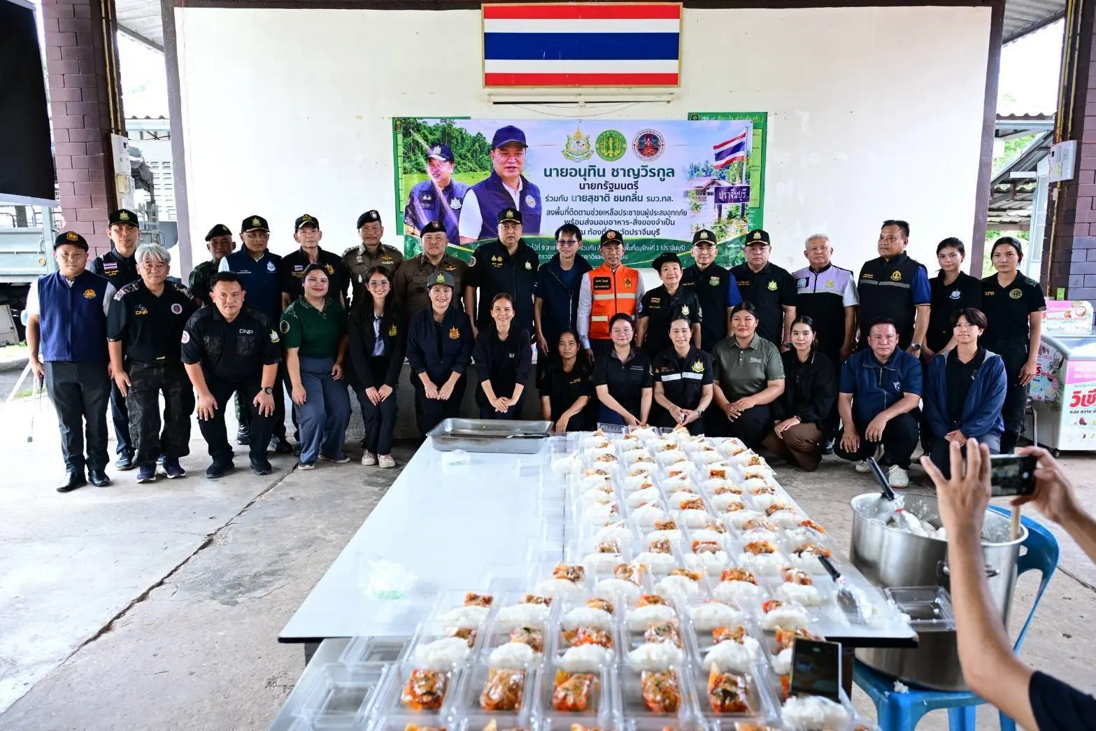 คณะรัฐมนตรีลงพื้นที่ติดตามสถานการณ์น้ำท่วมปราจีนบุรี ระดมแจกจ่ายอาหารและสิ่งจำเป็นแก่ประชาชนในพื้นที่น้ำท่วมสูงและจุดที่การเดินทางถูกตัดขาด