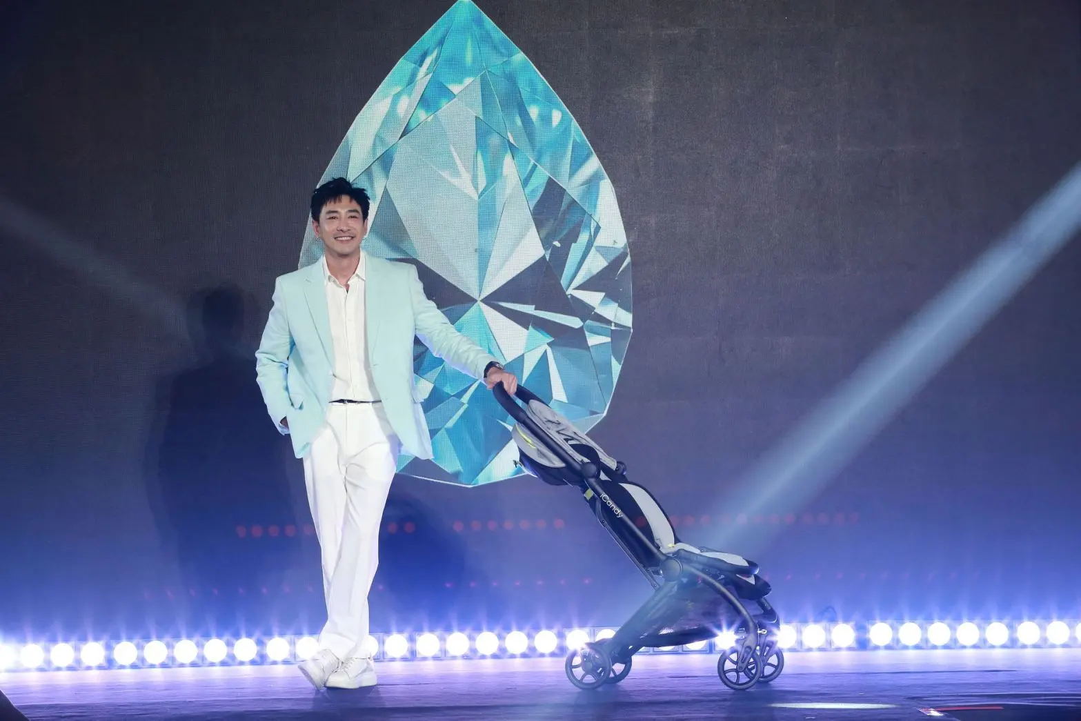 "เบบี้ ฮิลล์" เปิดตัวรถเข็นเด็กหรูสัญชาติอังกฤษ ไอแคนดี้ ปิ๊ป ปังยกเซต - ดึงดาราดัง นักการเมือง สะท้อนไลฟ์สไตล์ผ่าน 6 สี กรุงเทพฯ :