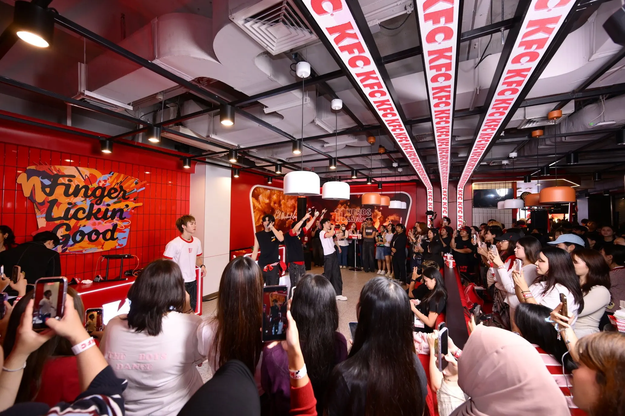 KFC ประเทศไทย เปิดตัวสาขาต้นแบบคอนเซ็ปต์ใหม่ QXR ณ สยามเซ็นเตอร์ ปรับโฉมเมนู ระบบบริการ และสินค้าไลฟ์สไตล์ พร้อมดึงวง PROXIE ร่วมเปิดตัว