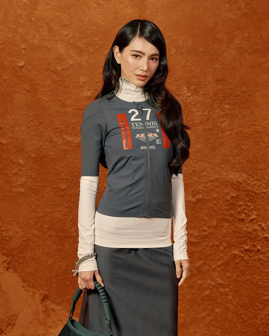 หวังอี้ป๋อ คิมเบอร์ลี่ และใหม่ ดาวิกา เข้าร่วมชมแฟชั่นโชว์ LACOSTE คอลเลกชัน Spring-Summer 2027 ภายใต้แนวคิด Dress Code: No White Required ณ กรุงปารีส