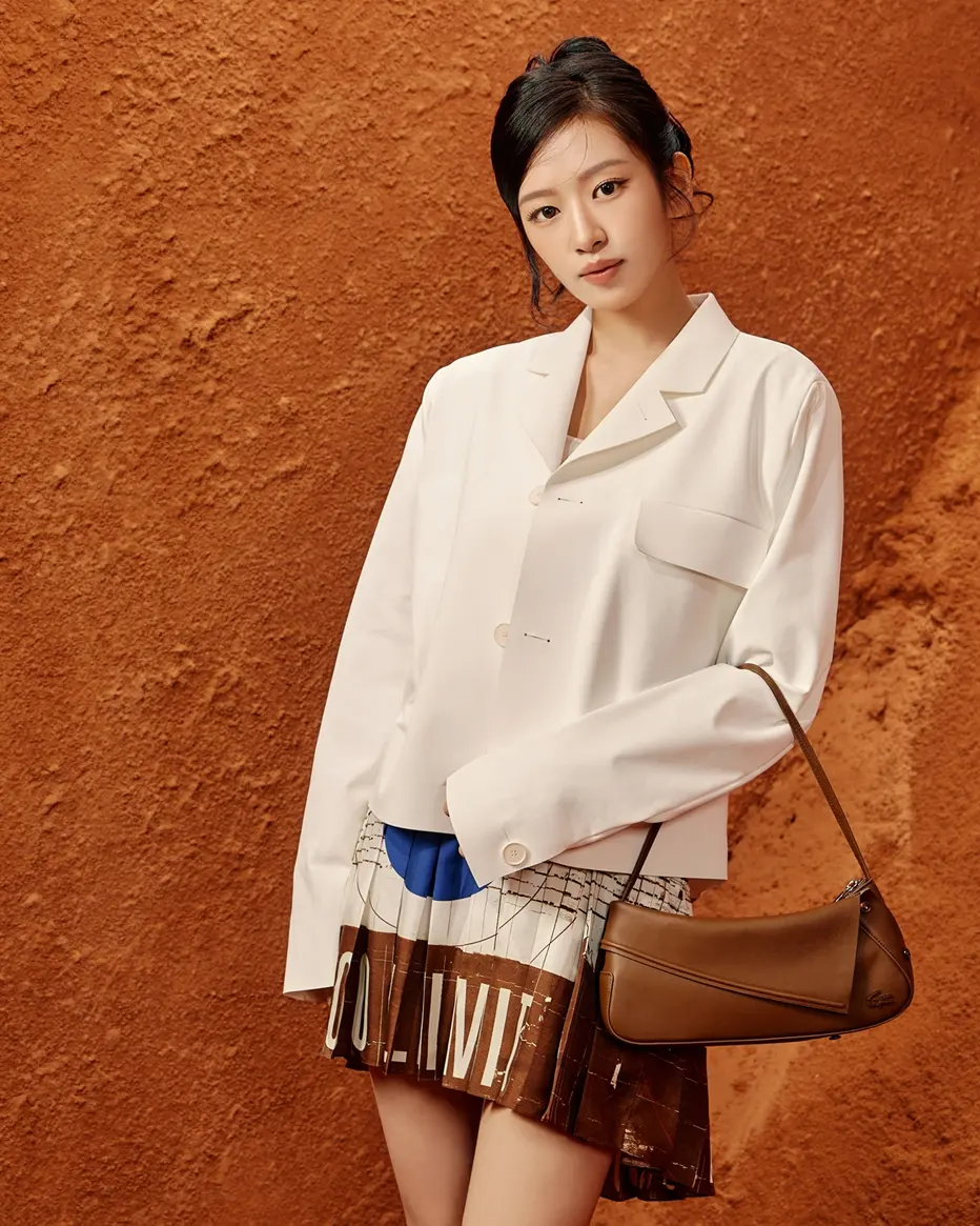 หวังอี้ป๋อ คิมเบอร์ลี่ และใหม่ ดาวิกา เข้าร่วมชมแฟชั่นโชว์ LACOSTE คอลเลกชัน Spring-Summer 2027 ภายใต้แนวคิด Dress Code: No White Required ณ กรุงปารีส