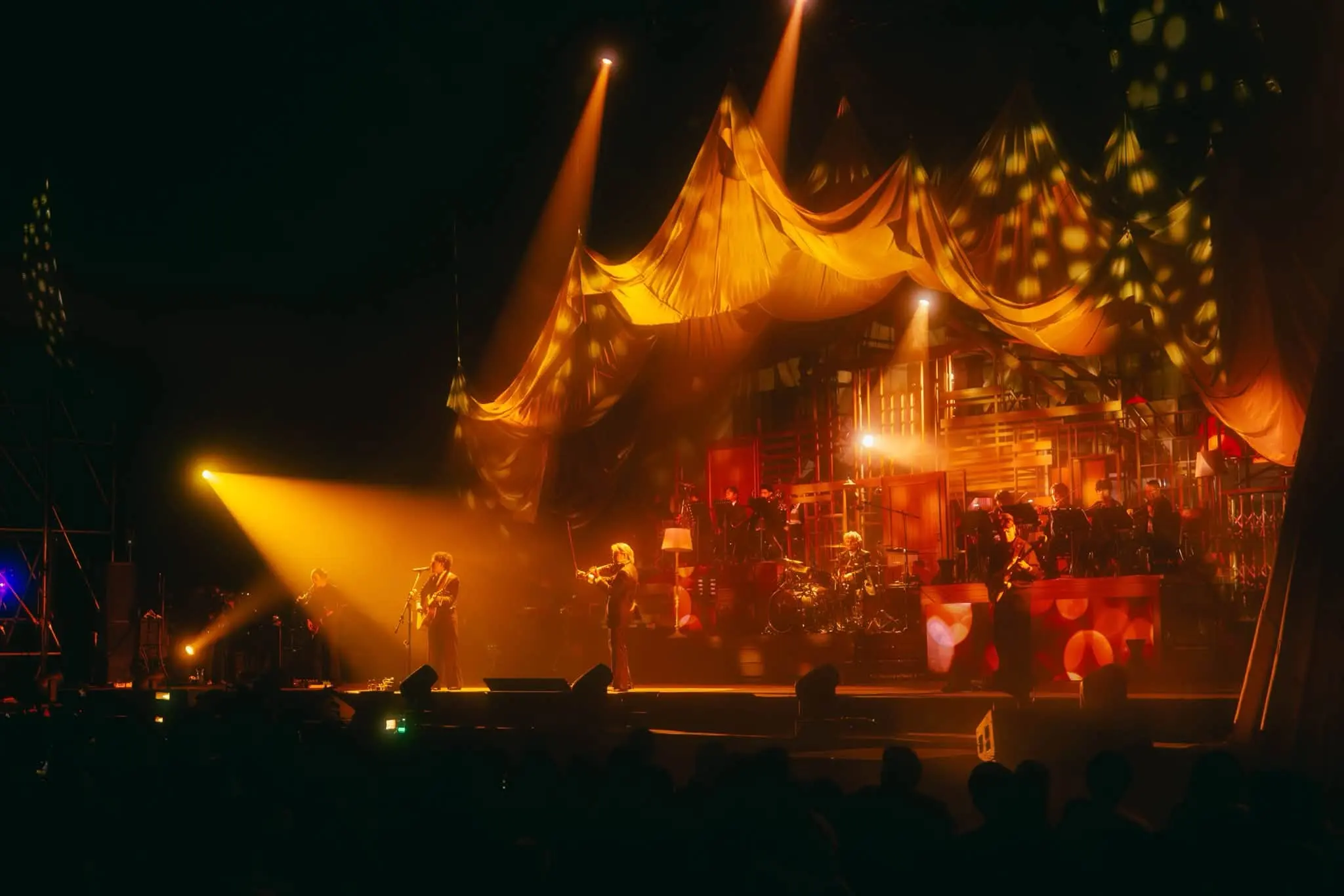วง manutsawee จากค่าย 9ARKKHAN จัดคอนเสิร์ตใหญ่ครั้งแรก ขอให้มีความสุขกับเพลงเศร้า CONCERT ณ ธันเดอร์โดม เมืองทองธานี พร้อมแขกรับเชิญ เติร์ด Tilly Birds และ The Darkest Romance