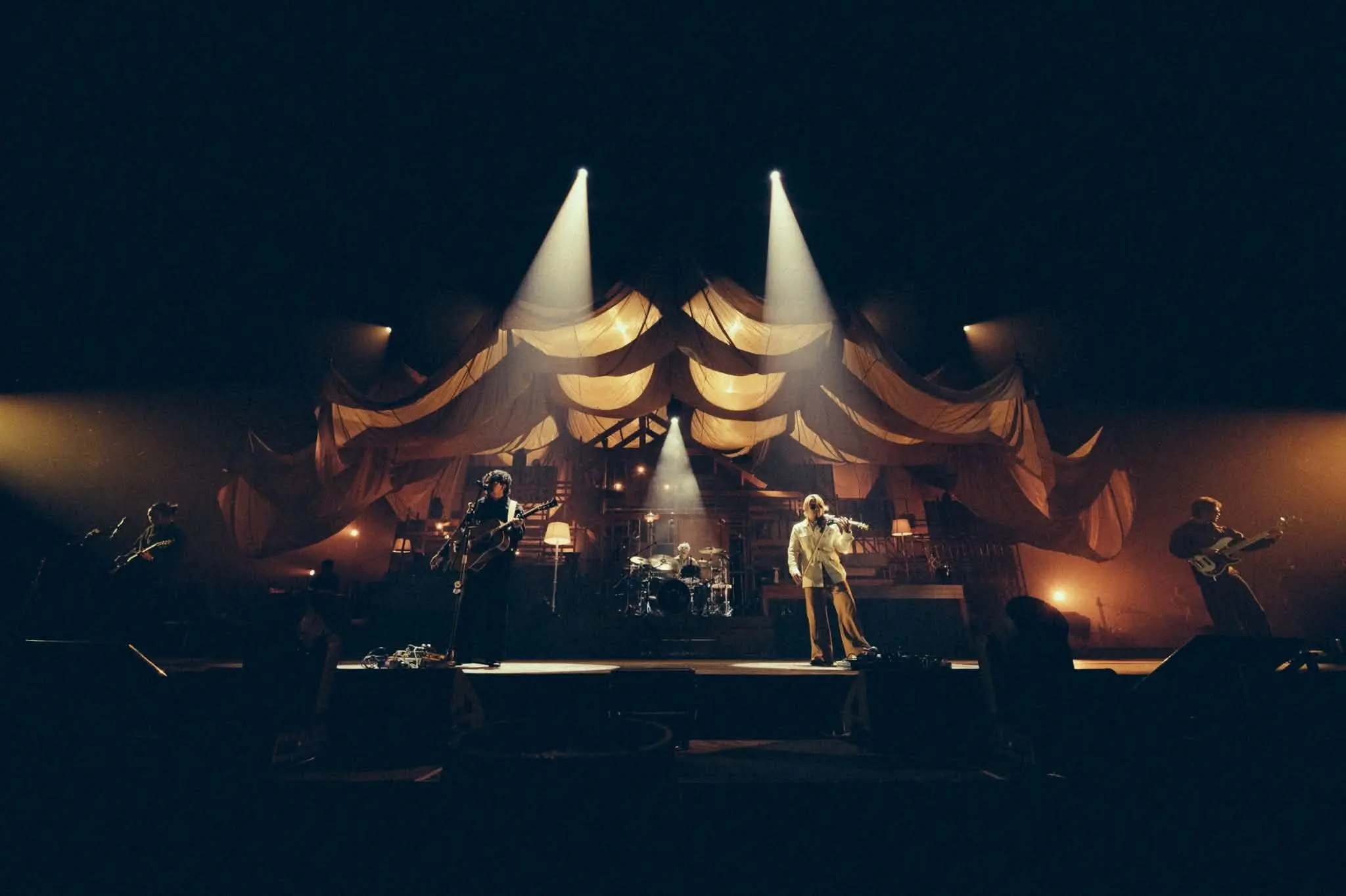 วง manutsawee จากค่าย 9ARKKHAN จัดคอนเสิร์ตใหญ่ครั้งแรก ขอให้มีความสุขกับเพลงเศร้า CONCERT ณ ธันเดอร์โดม เมืองทองธานี พร้อมแขกรับเชิญ เติร์ด Tilly Birds และ The Darkest Romance