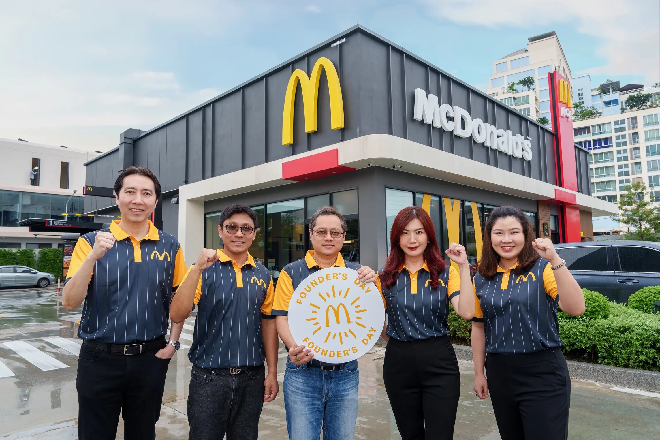 แมคโดนัลด์ ประเทศไทย จัดกิจกรรม Founder’s Day นำคณะผู้บริหารและพนักงานสำนักงานใหญ่ร่วมลงพื้นที่ปฏิบัติงานจริงหน้าร้านสาขาทั่วประเทศ เพื่อรำลึกถึงผู้ก่อตั้ง เรย์ คร็อค