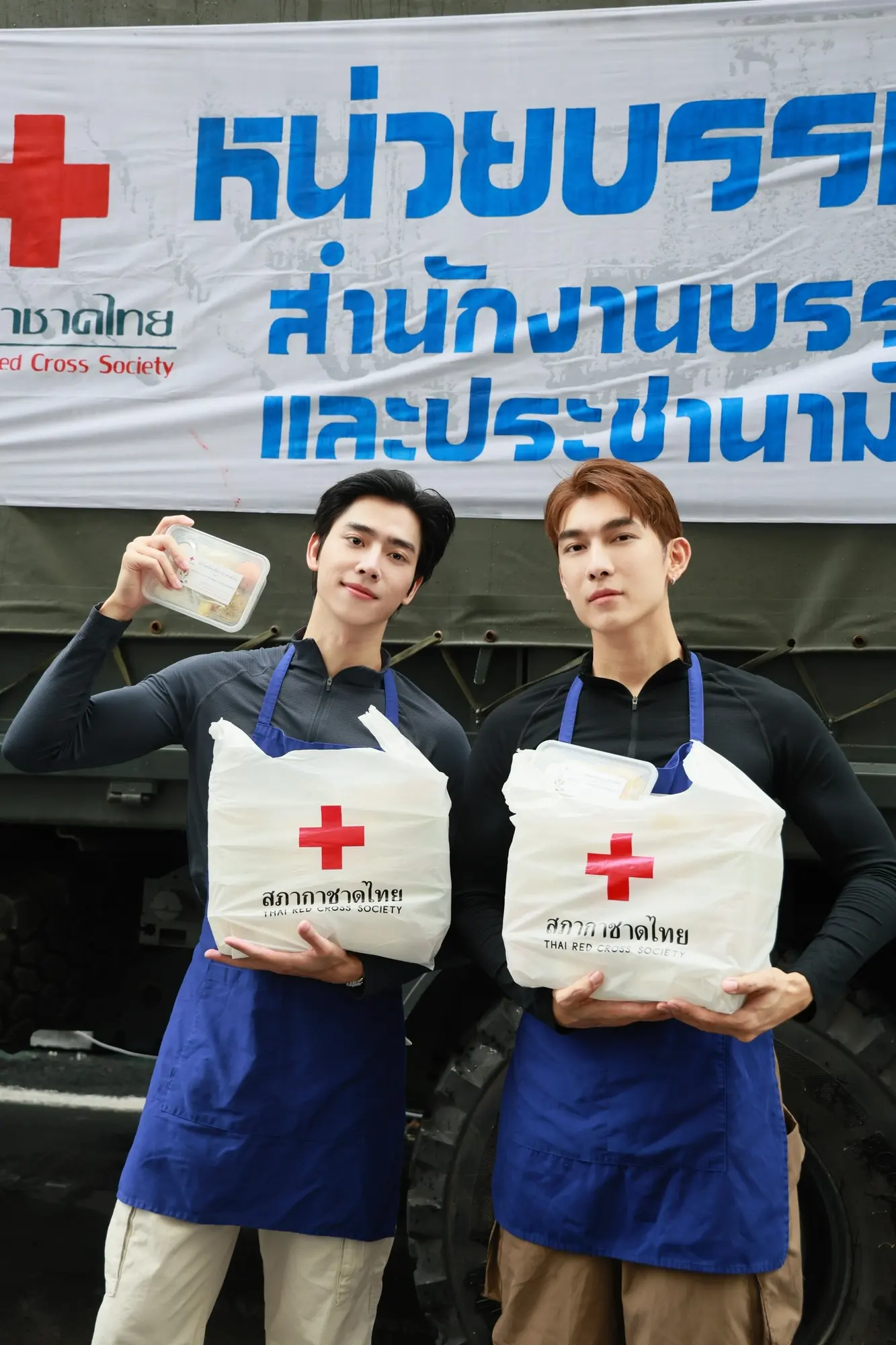 มิว ศุภศิษฏ์ และ ซันนี่ วรรณรัตน์ ร่วมเป็นจิตอาสาประกอบอาหาร ณ หน่วยครัวเคลื่อนที่สภากาชาดไทย เพื่อนำไปแจกจ่ายบรรเทาความเดือดร้อนให้ผู้ประสบภัยน้ำท่วม