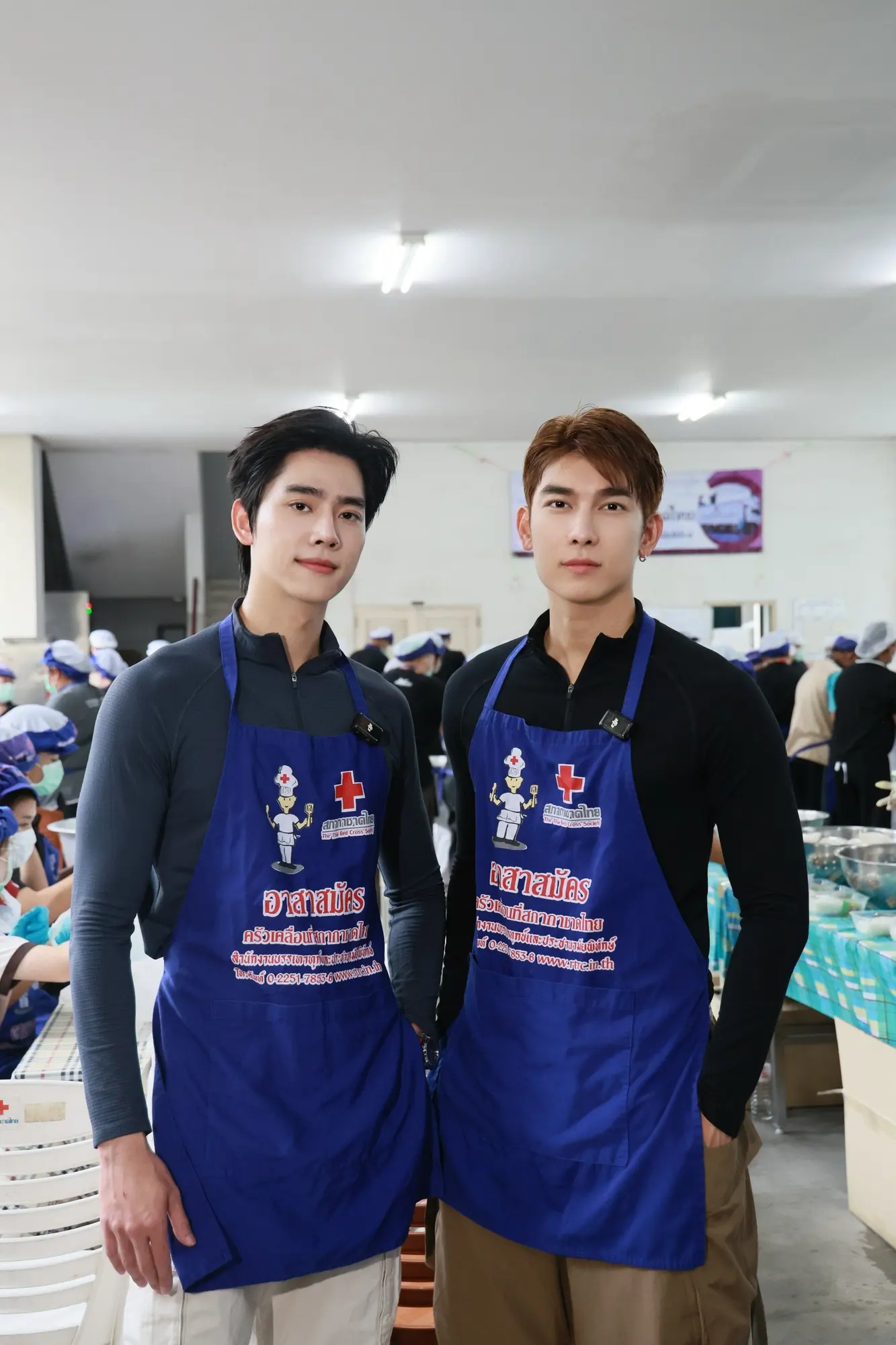 มิว ศุภศิษฏ์ และ ซันนี่ วรรณรัตน์ ร่วมเป็นจิตอาสาประกอบอาหาร ณ หน่วยครัวเคลื่อนที่สภากาชาดไทย เพื่อนำไปแจกจ่ายบรรเทาความเดือดร้อนให้ผู้ประสบภัยน้ำท่วม