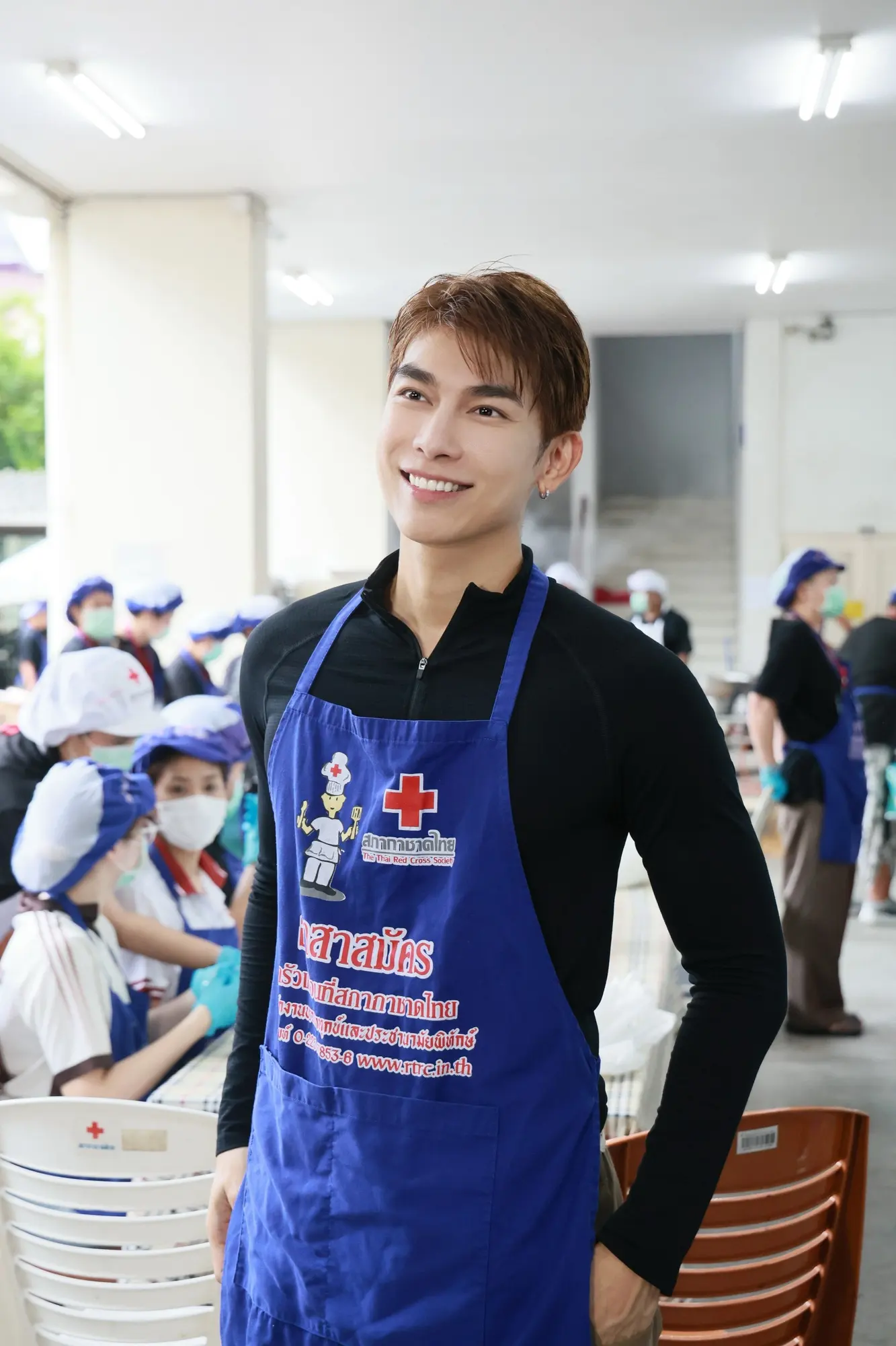 มิว ศุภศิษฏ์ และ ซันนี่ วรรณรัตน์ ร่วมเป็นจิตอาสาประกอบอาหาร ณ หน่วยครัวเคลื่อนที่สภากาชาดไทย เพื่อนำไปแจกจ่ายบรรเทาความเดือดร้อนให้ผู้ประสบภัยน้ำท่วม