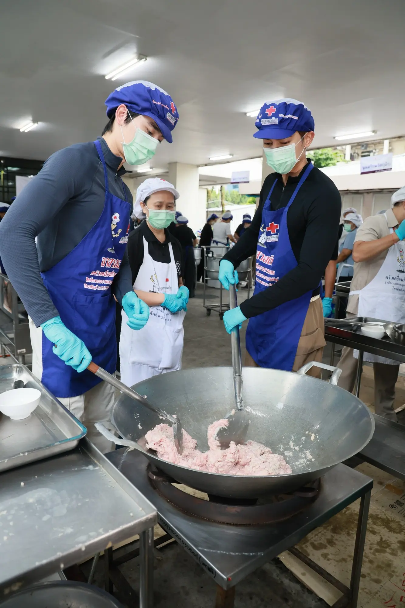 มิว ศุภศิษฏ์ และ ซันนี่ วรรณรัตน์ ร่วมเป็นจิตอาสาประกอบอาหาร ณ หน่วยครัวเคลื่อนที่สภากาชาดไทย เพื่อนำไปแจกจ่ายบรรเทาความเดือดร้อนให้ผู้ประสบภัยน้ำท่วม