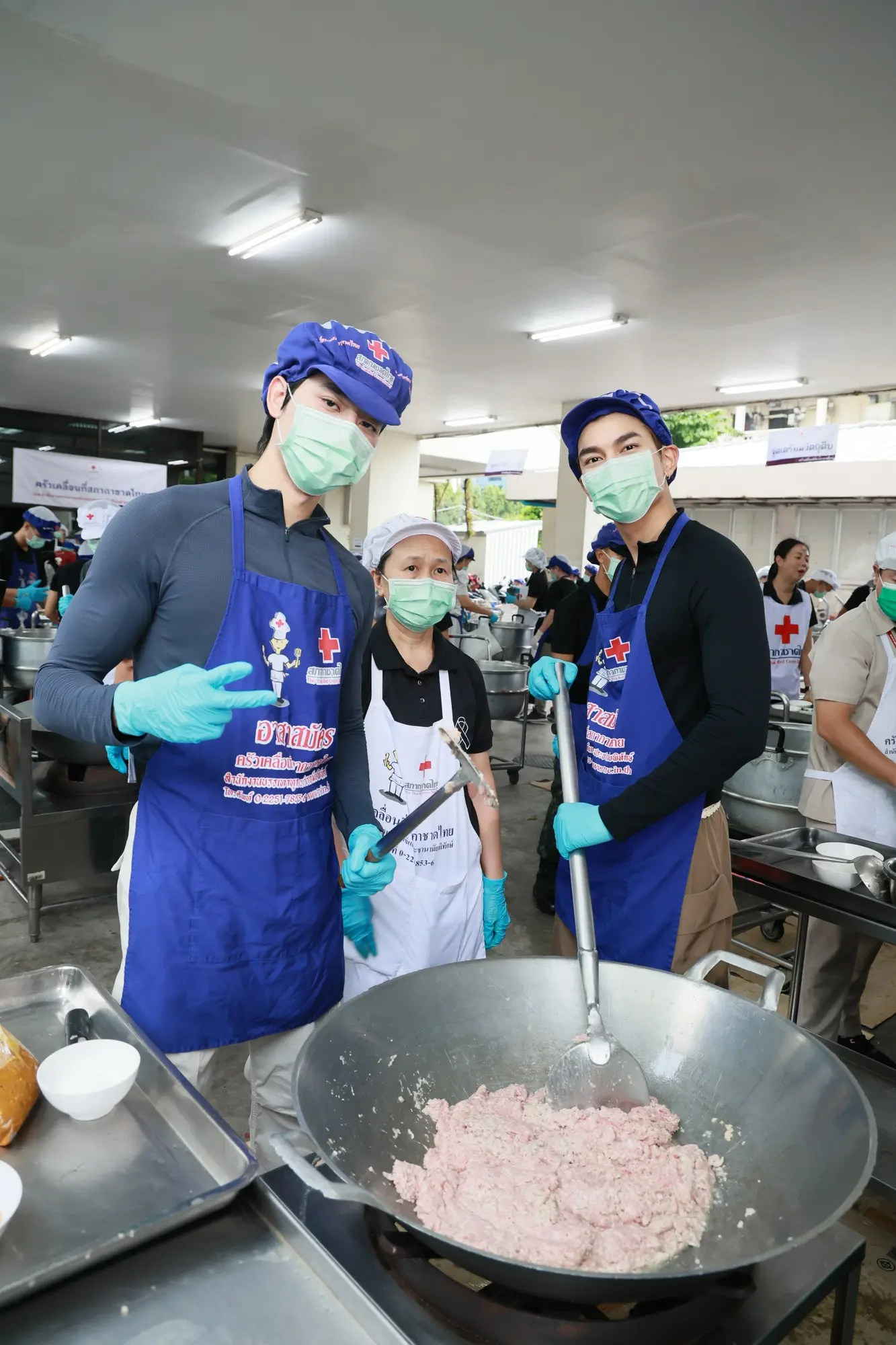 มิว ศุภศิษฏ์ และ ซันนี่ วรรณรัตน์ ร่วมเป็นจิตอาสาประกอบอาหาร ณ หน่วยครัวเคลื่อนที่สภากาชาดไทย เพื่อนำไปแจกจ่ายบรรเทาความเดือดร้อนให้ผู้ประสบภัยน้ำท่วม