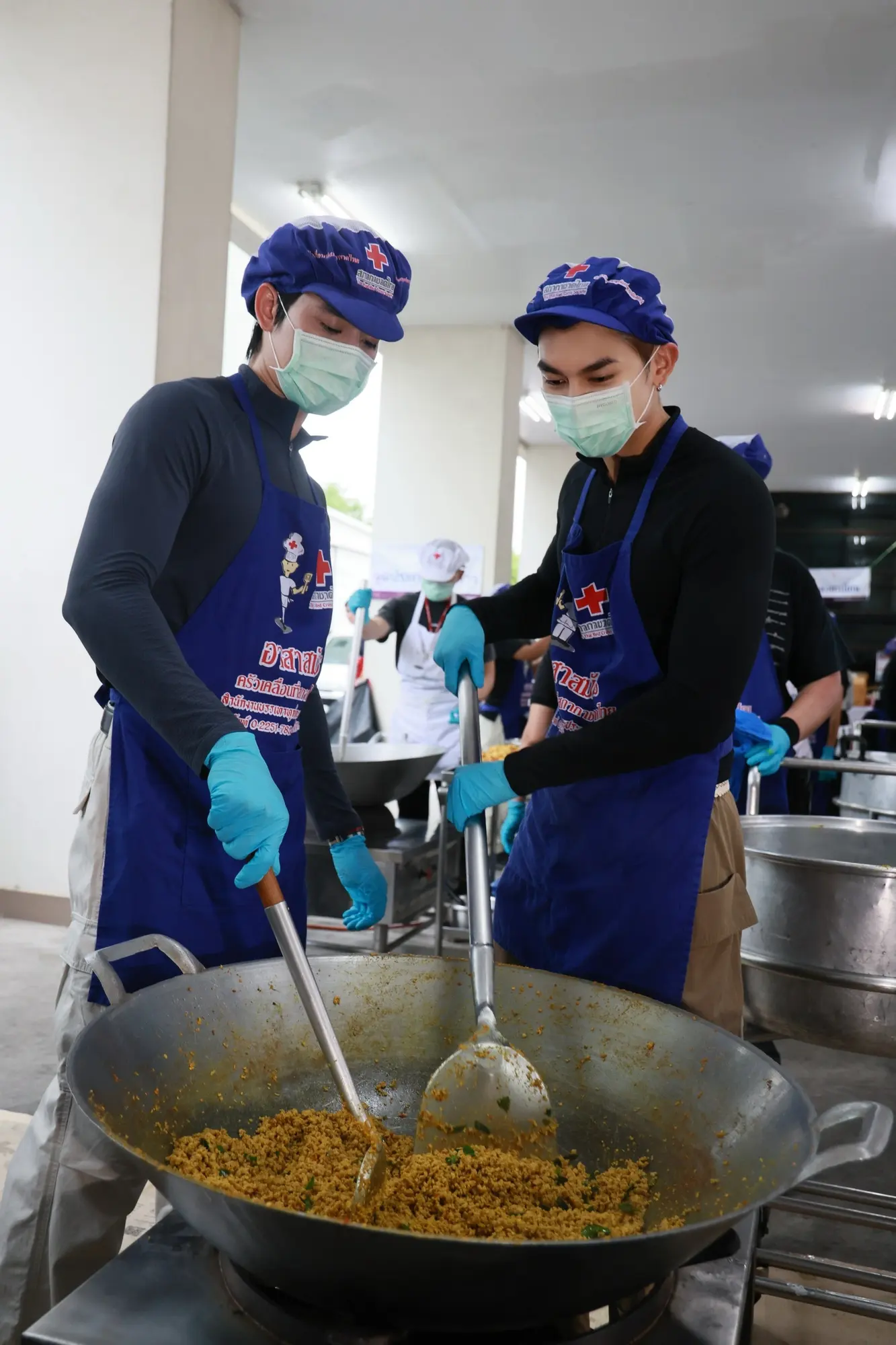 มิว ศุภศิษฏ์ และ ซันนี่ วรรณรัตน์ ร่วมเป็นจิตอาสาประกอบอาหาร ณ หน่วยครัวเคลื่อนที่สภากาชาดไทย เพื่อนำไปแจกจ่ายบรรเทาความเดือดร้อนให้ผู้ประสบภัยน้ำท่วม