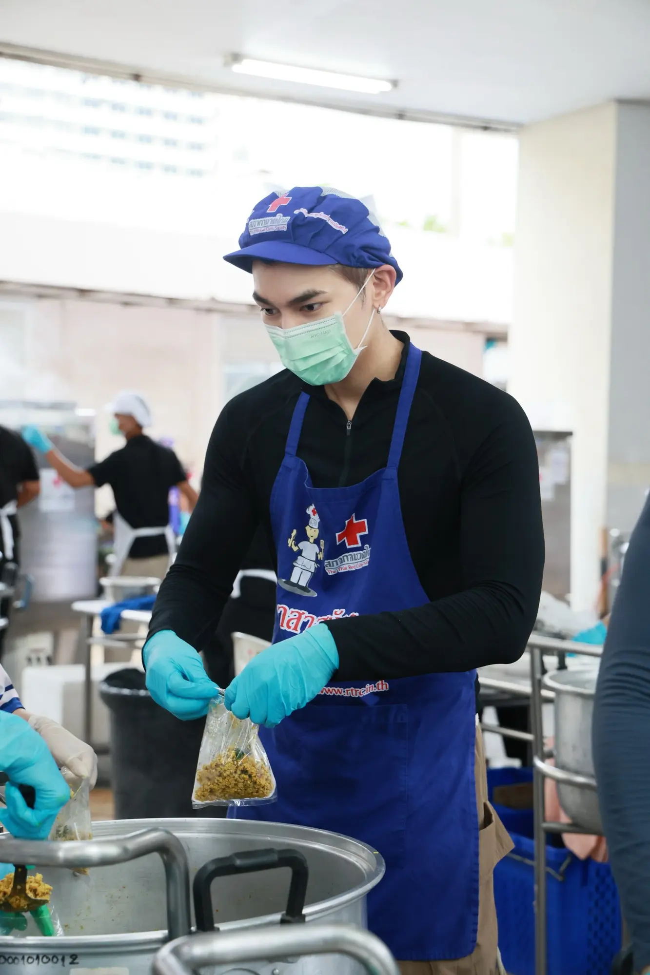 มิว ศุภศิษฏ์ และ ซันนี่ วรรณรัตน์ ร่วมเป็นจิตอาสาประกอบอาหาร ณ หน่วยครัวเคลื่อนที่สภากาชาดไทย เพื่อนำไปแจกจ่ายบรรเทาความเดือดร้อนให้ผู้ประสบภัยน้ำท่วม
