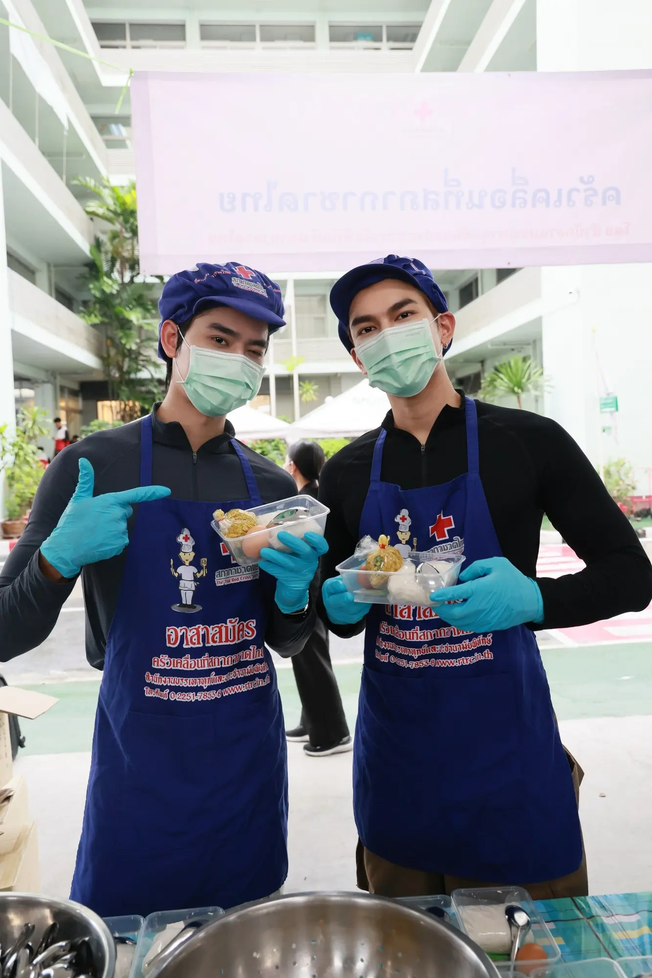 มิว ศุภศิษฏ์ และ ซันนี่ วรรณรัตน์ ร่วมเป็นจิตอาสาประกอบอาหาร ณ หน่วยครัวเคลื่อนที่สภากาชาดไทย เพื่อนำไปแจกจ่ายบรรเทาความเดือดร้อนให้ผู้ประสบภัยน้ำท่วม