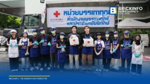 มิว ศุภศิษฏ์ ควง ซันนี่ วรรณรัตน์ ร่วมทำอาหารช่วยผู้ประสบภัยน้ำท่วม ณ ครัวเคลื่อนที่สภากาชาดไทย