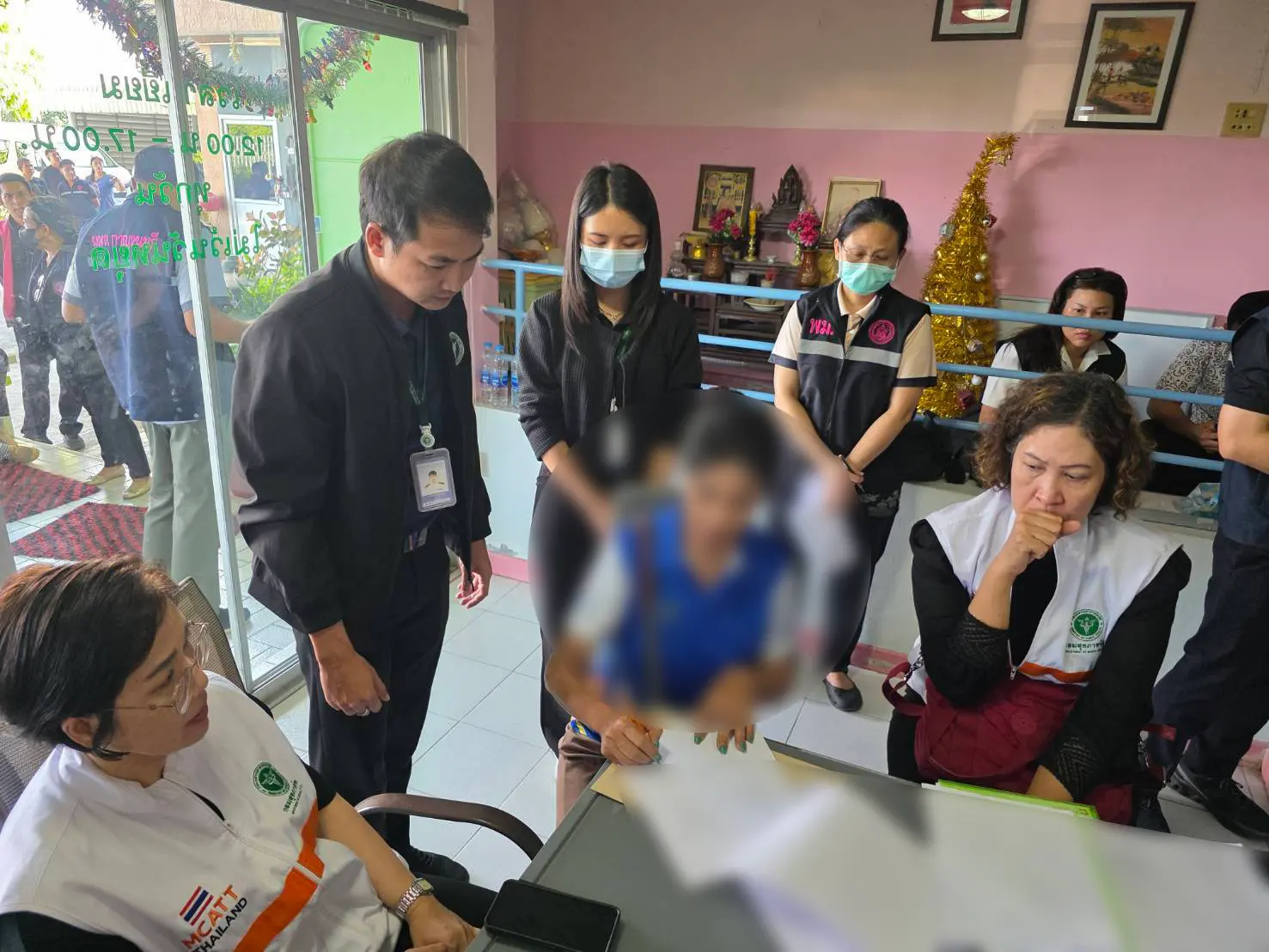 สธ. สั่งเพิกถอนใบอนุญาตเนอร์สซิ่งโฮมกาญจนบุรี หลังตรวจพบดัดแปลงกรงขัง ลวดหนาม เตียงครอบเหล็ก และรับผู้ป่วยจิตเวชผิดประเภท ย้ำคุมเข้มมาตรฐานดูแลผู้สูงอายุ