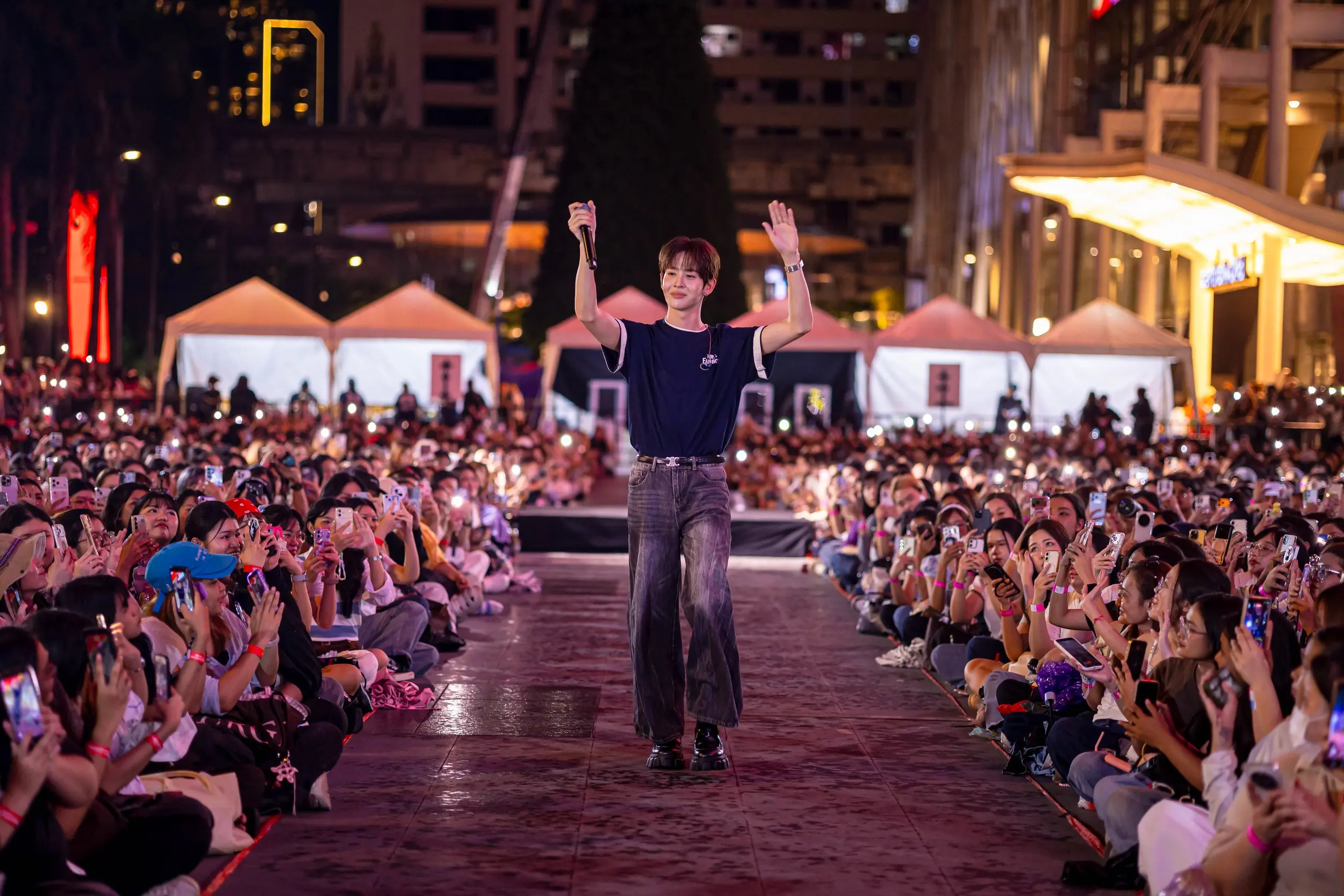 ทีมนักแสดงซีรีส์ Mr Fanboy รักสุดใจนายแฟนบอย จัดกิจกรรมแสดงดนตรีบัสกิ้งพบแฟนคลับ ณ ลานเซ็นทรัลเวิลด์ ก่อนเตรียมจัดงานอีเวนต์พิเศษ screening EP.8 กลางเดือนตุลาคม