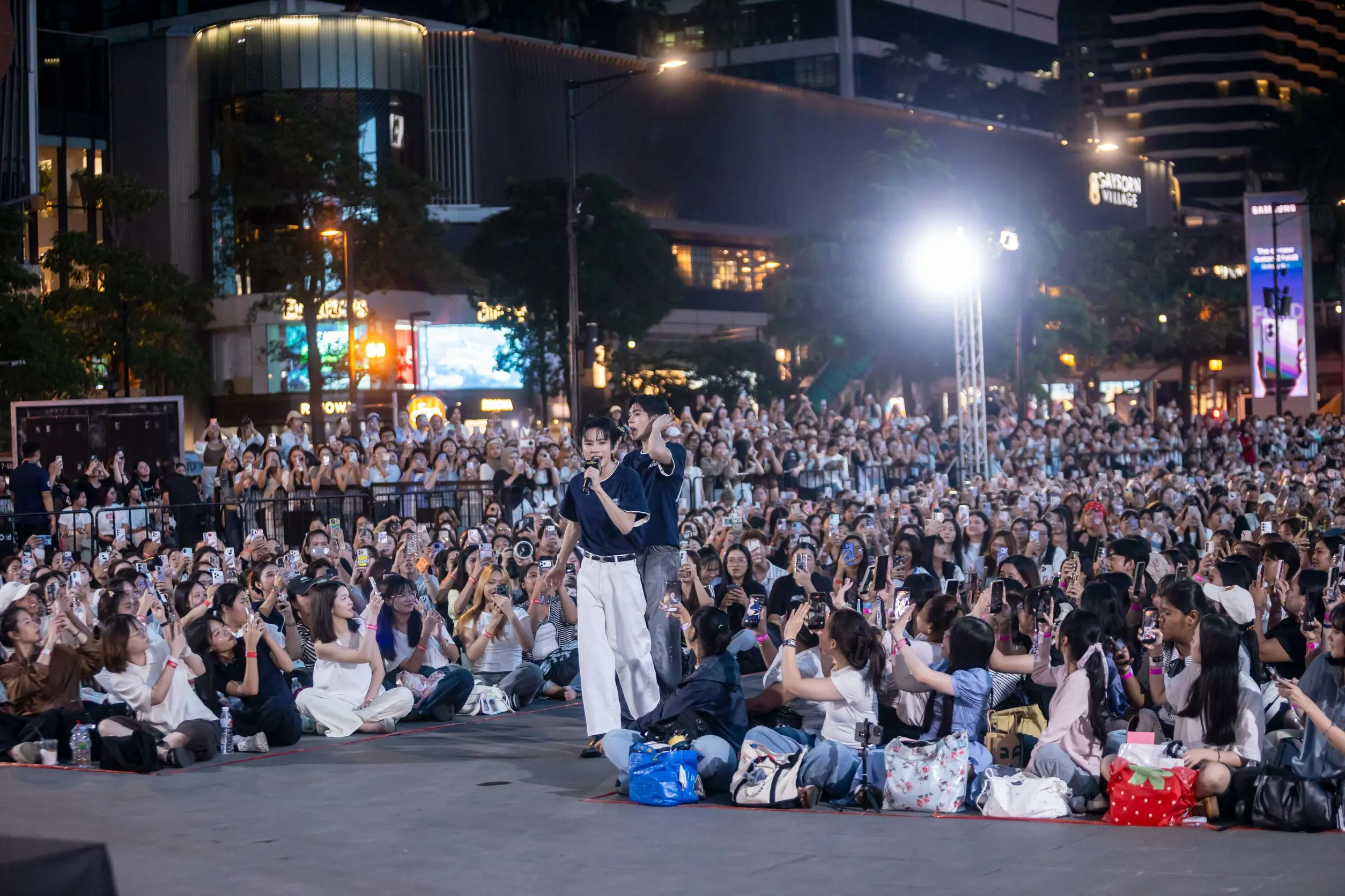 ทีมนักแสดงซีรีส์ Mr Fanboy รักสุดใจนายแฟนบอย จัดกิจกรรมแสดงดนตรีบัสกิ้งพบแฟนคลับ ณ ลานเซ็นทรัลเวิลด์ ก่อนเตรียมจัดงานอีเวนต์พิเศษ screening EP.8 กลางเดือนตุลาคม