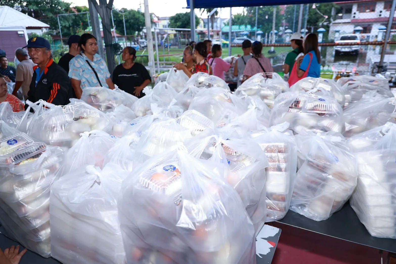 สรรเพชญ บุญญามณี รมช.คมนาคม ลงพื้นที่สายไหมและบางบ่อ มอบข้าวกล่องและน้ำดื่ม บรรเทาความเดือดร้อนประชาชนผู้ประสบอุทกภัย พร้อมประสานช่วยเหลือน้ำท่วมต่อเนื่อง