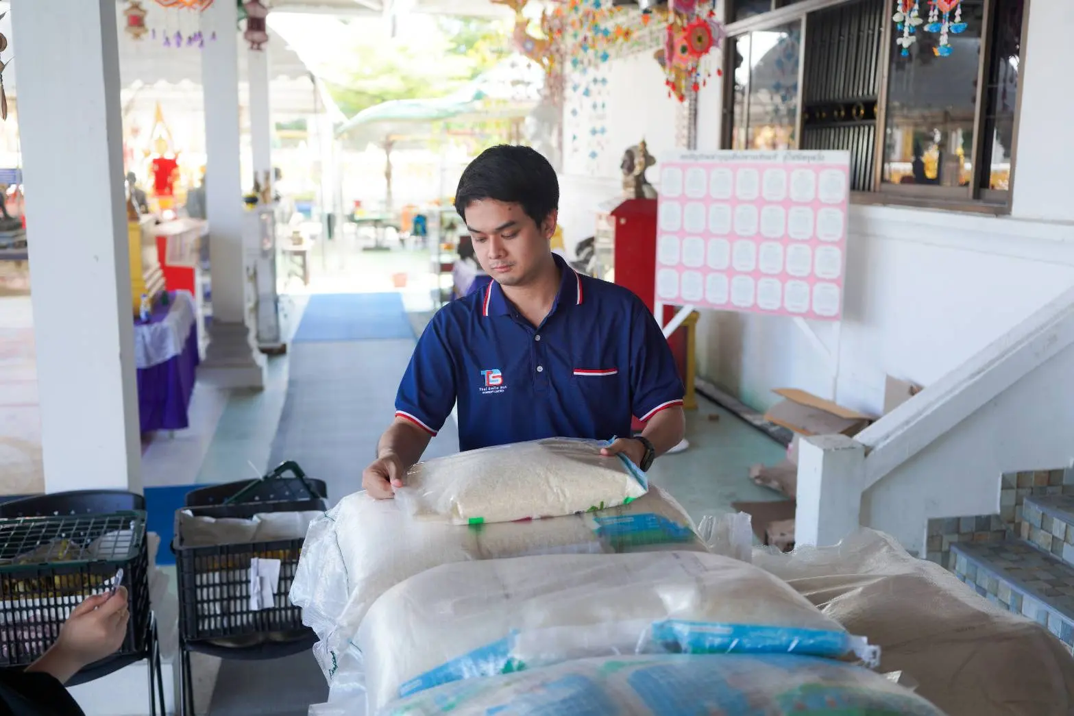 ไทย สมายล์ บัส ส่งมอบข้าวสารขาว 510 กิโลกรัม แก่เทศบาลนครรังสิต เพื่อนำไปกระจายช่วยเหลือประชาชนในพื้นที่ที่ได้รับผลกระทบจากเหตุการณ์น้ำท่วม