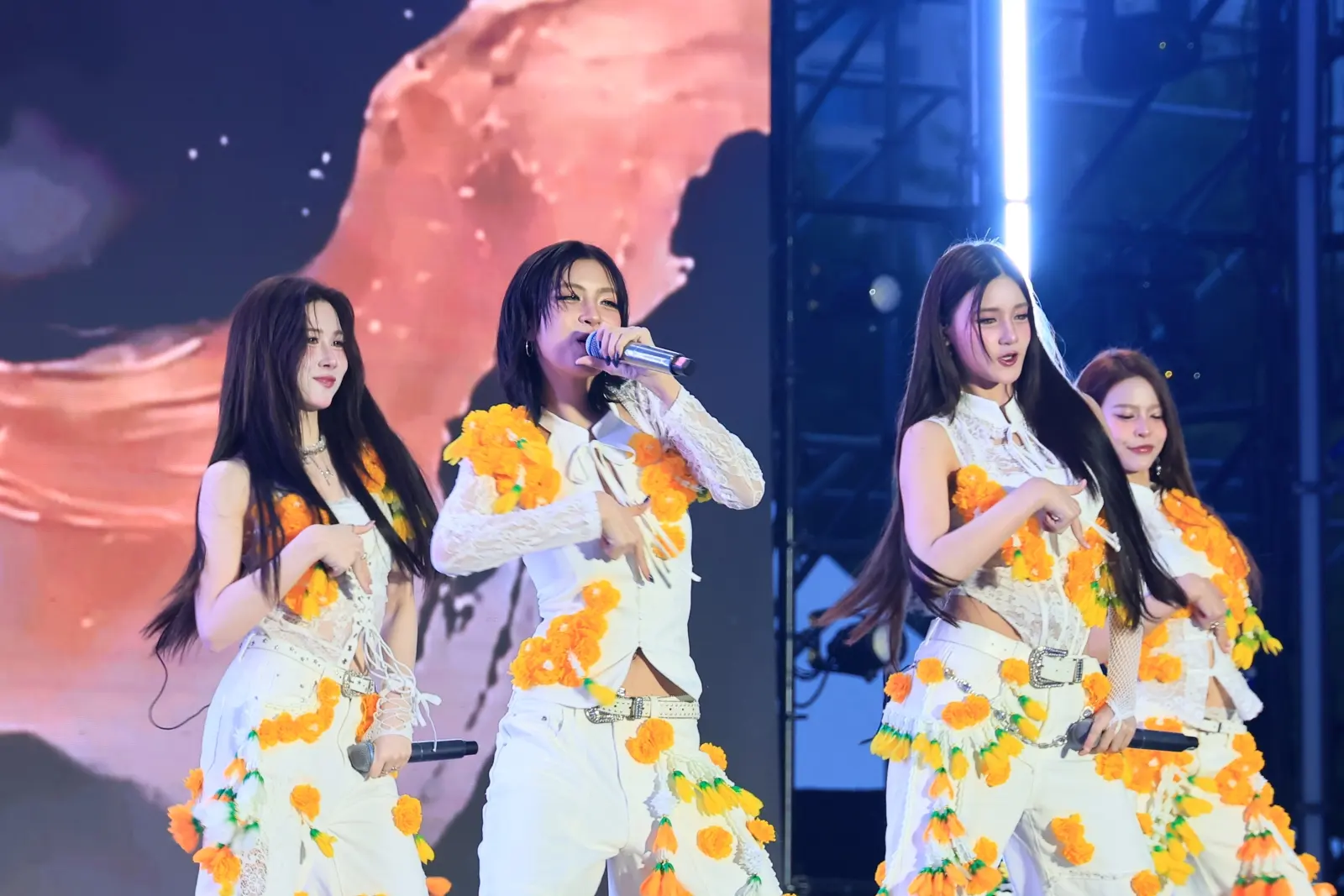 วง THX เกิร์ลกรุ๊ป T-Pop จากค่าย E29 MUSIC IDENTITIES นำดอกดาวเรืองประยุกต์ใส่ในชุดแฟชั่นร่วมสมัย ร่วมงาน Beijing International Canal Arts Fest ณ กรุงปักกิ่ง ประเทศจีน
