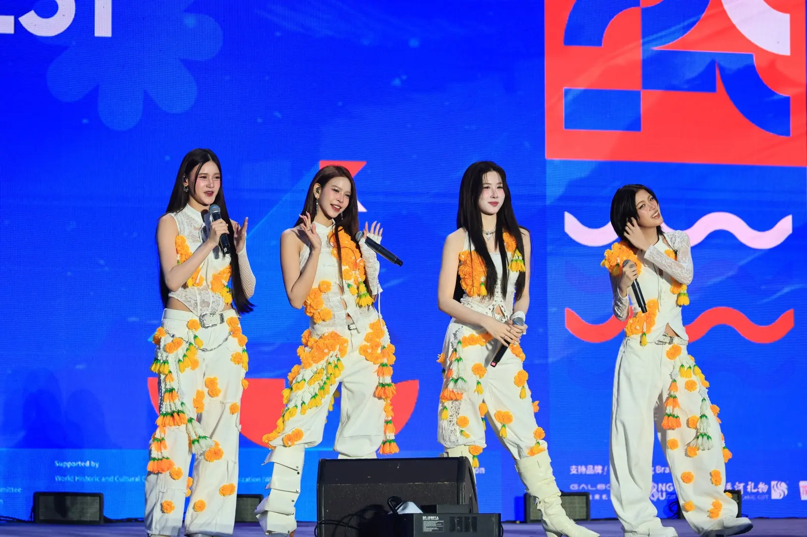 วง THX เกิร์ลกรุ๊ป T-Pop จากค่าย E29 MUSIC IDENTITIES นำดอกดาวเรืองประยุกต์ใส่ในชุดแฟชั่นร่วมสมัย ร่วมงาน Beijing International Canal Arts Fest ณ กรุงปักกิ่ง ประเทศจีน