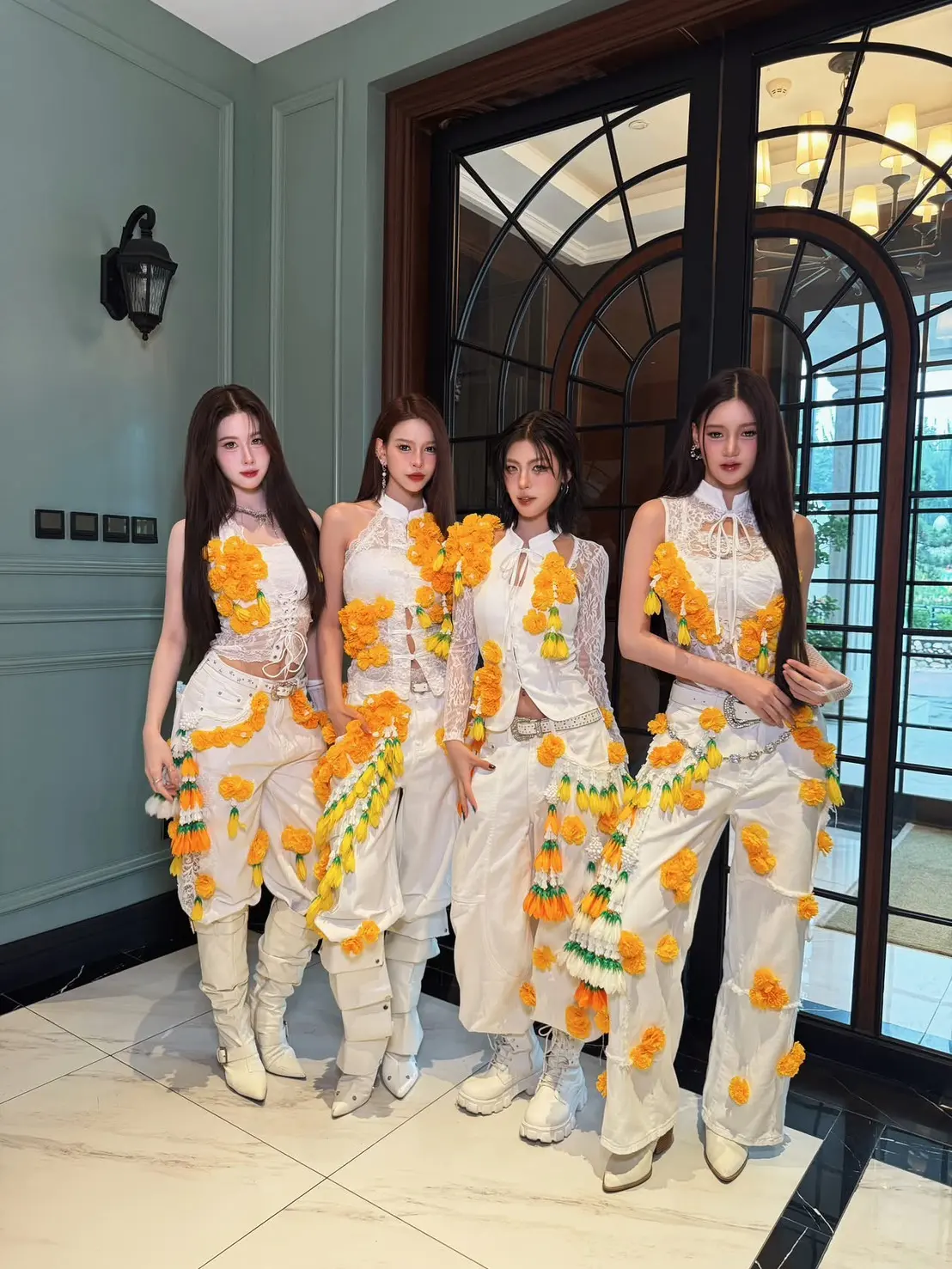 วง THX เกิร์ลกรุ๊ป T-Pop จากค่าย E29 MUSIC IDENTITIES นำดอกดาวเรืองประยุกต์ใส่ในชุดแฟชั่นร่วมสมัย ร่วมงาน Beijing International Canal Arts Fest ณ กรุงปักกิ่ง ประเทศจีน