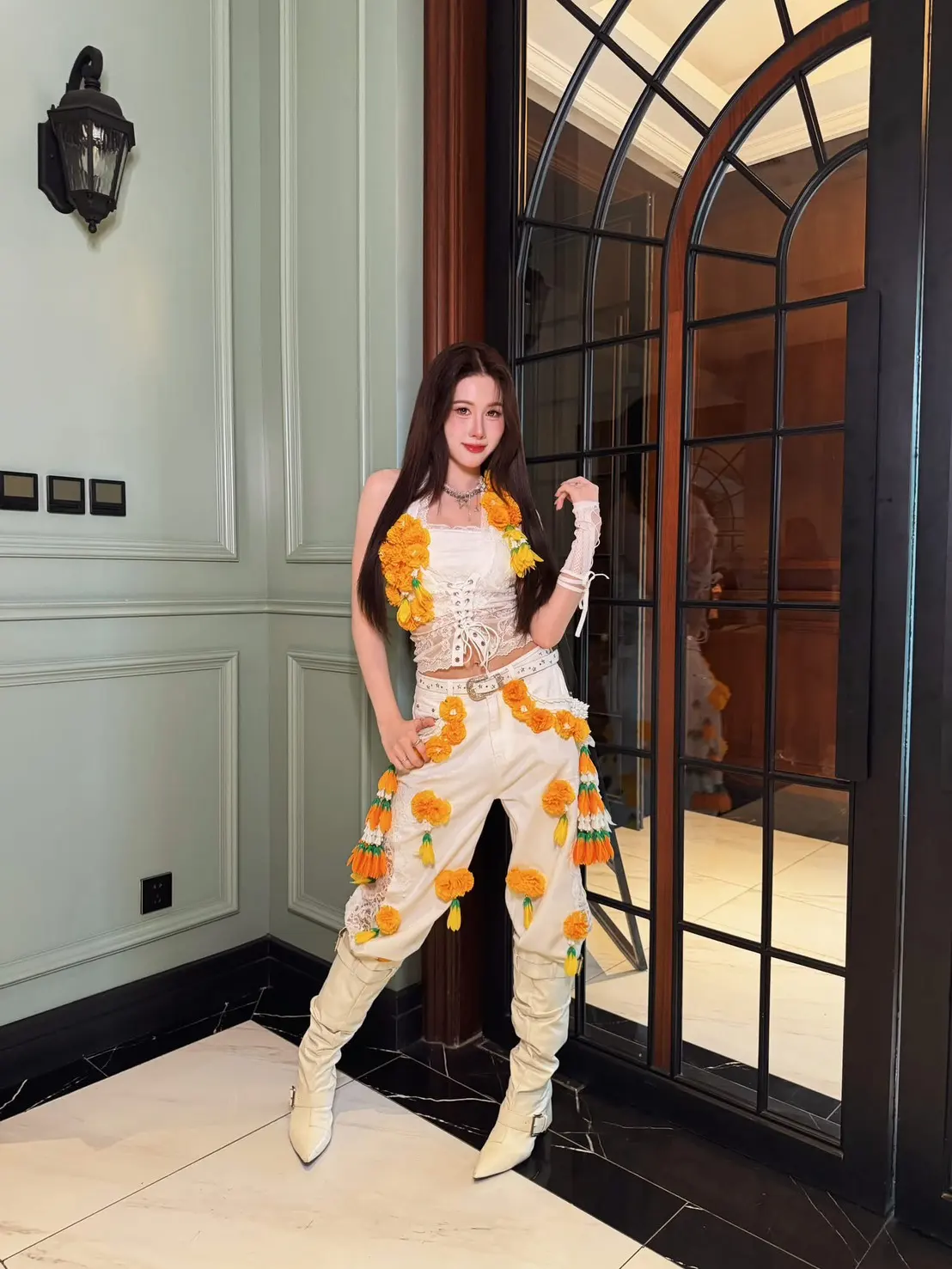 วง THX เกิร์ลกรุ๊ป T-Pop จากค่าย E29 MUSIC IDENTITIES นำดอกดาวเรืองประยุกต์ใส่ในชุดแฟชั่นร่วมสมัย ร่วมงาน Beijing International Canal Arts Fest ณ กรุงปักกิ่ง ประเทศจีน