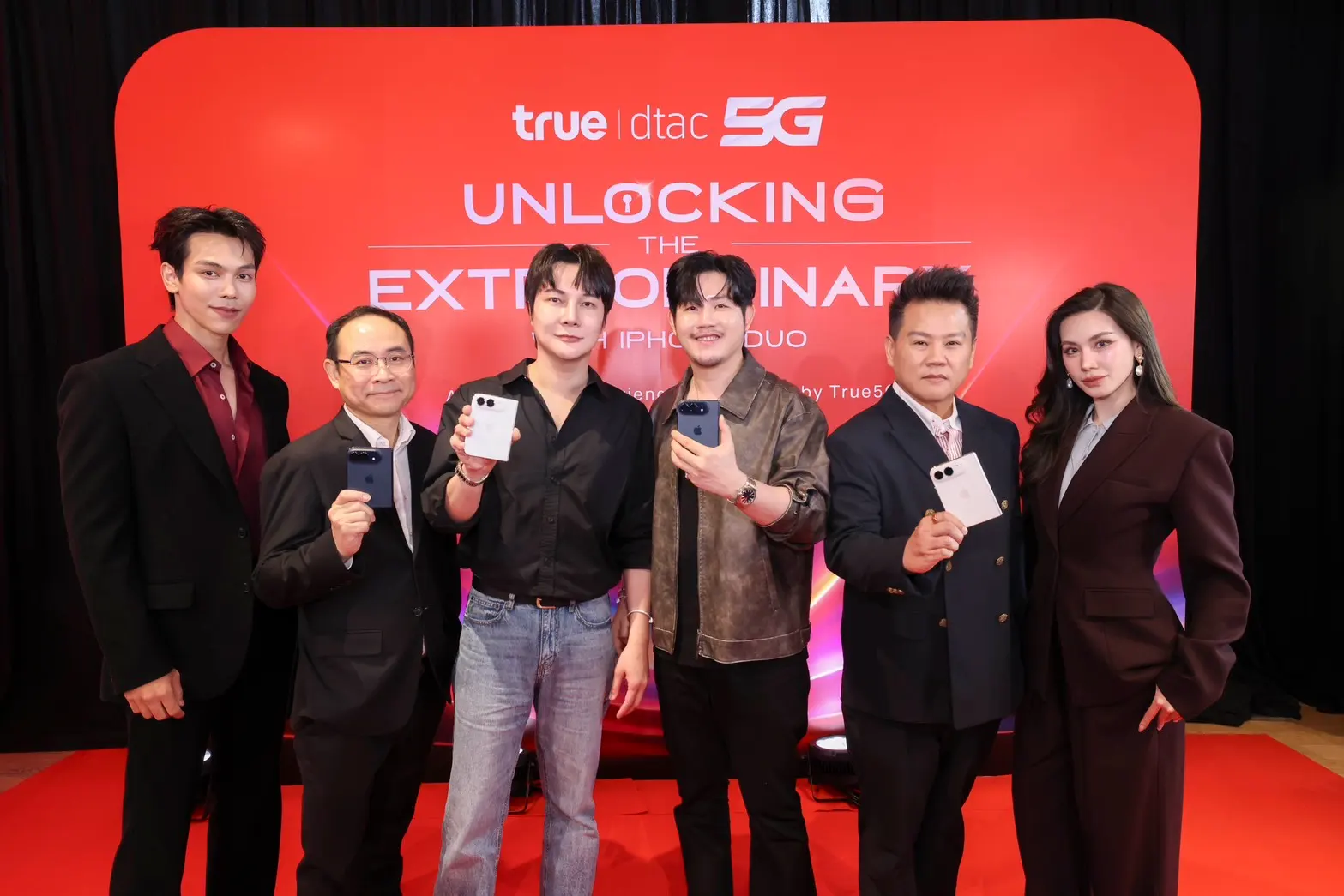 ทรู คอร์ปอเรชั่น ส่งมอบ iPhone DUO วันแรกที่ทรูสเฟียร์ ไอคอนสยาม รองรับเครือข่าย True5GX พร้อมโปรโมชันลดสูงสุด 28,800 บาท และโปรแกรมดูแลเครื่องครบวงจร