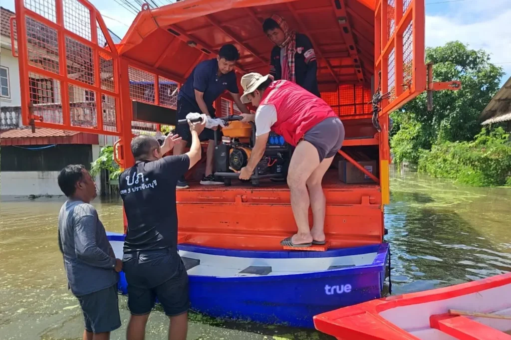 ทรู คอร์ปอเรชั่น ส่งทีมวิศวกรดูแลสัญญาณสื่อสารและสถานีฐานรับมือน้ำท่วม 4 จังหวัดภาคตะวันออก พร้อมแจกถุงยังชีพช่วยบรรเทาความเดือดร้อนผู้ประสบภัย