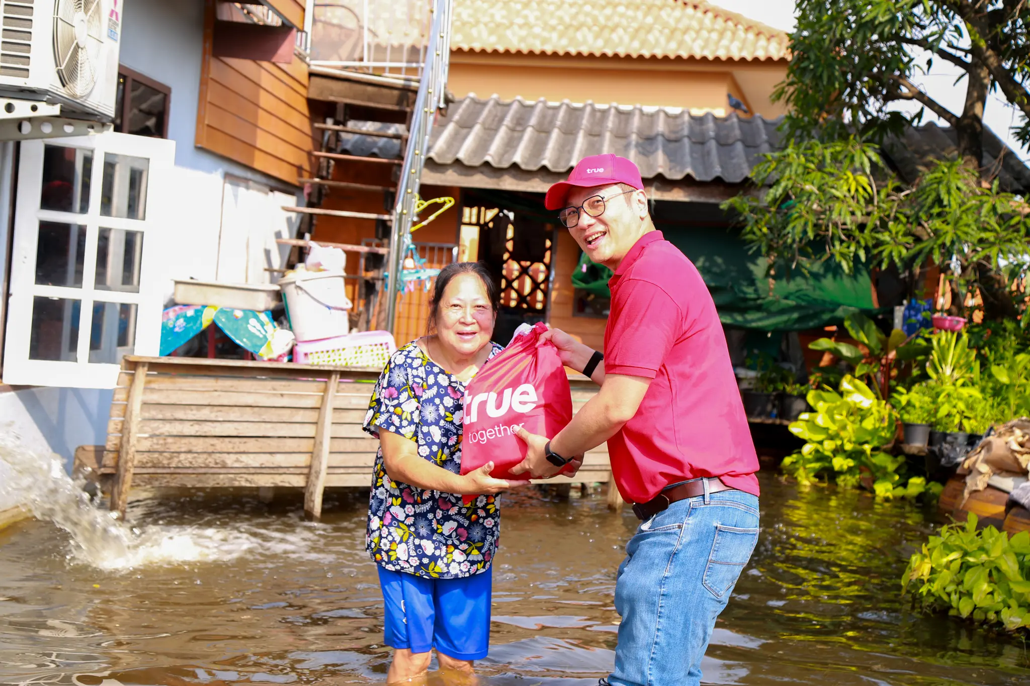 ทรู คอร์ปอเรชั่น ลงพื้นที่เขตลาดกระบัง มอบถุงยังชีพ ติดตั้งรถ COW เสริมสัญญาณเคหะร่มเกล้า พร้อมออกมาตรการเน็ตฟรีและขยายวันชำระเงินช่วยผู้ประสบภัยน้ำท่วม