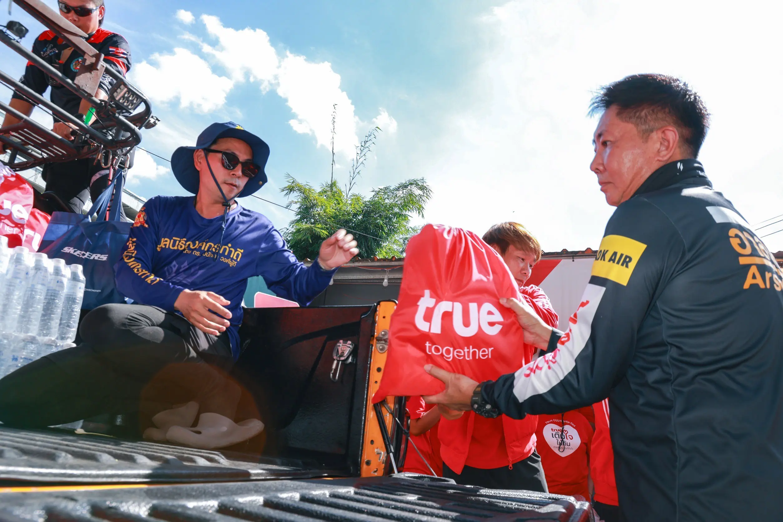 ทรู คอร์ปอเรชั่น ร่วมกับมูลนิธิองค์กรทำดี มอบถุงยังชีพช่วยเหลือผู้ประสบภัยน้ำท่วม อำเภอบางน้ำเปรี้ยว ฉะเชิงเทรา พร้อมส่งทีมดูแลระบบโครงข่ายสื่อสาร 4G และ 5G
