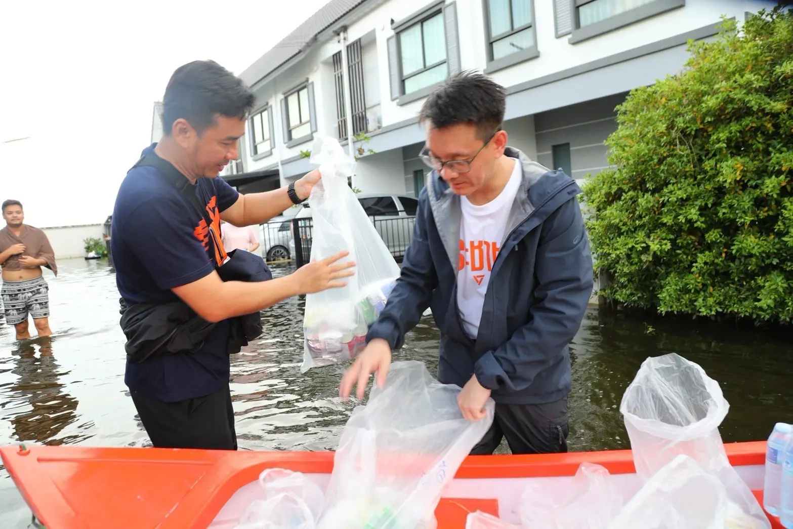 วีระยุทธ กาญจน์ชูฉัตร ลงพื้นที่น้ำท่วมฉะเชิงเทรา สำรวจ อ.บางคล้า และ ต.คลองหลวงแพ่ง จี้ภาครัฐเร่งประกาศเขตภัยพิบัติให้ครอบคลุม พร้อมเป็นเจ้าภาพจัดระบบระบายน้ำ