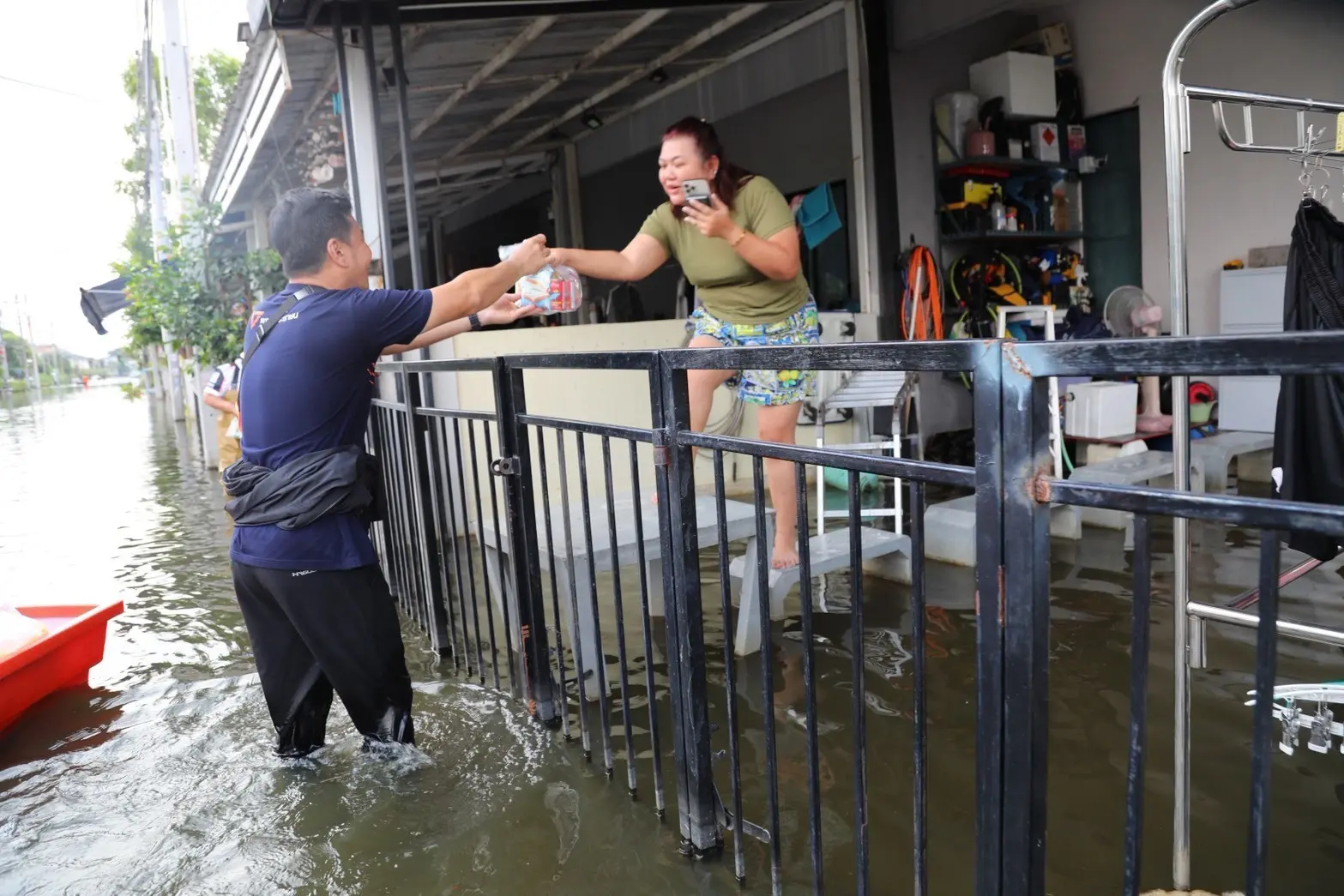 วีระยุทธ กาญจน์ชูฉัตร ลงพื้นที่น้ำท่วมฉะเชิงเทรา สำรวจ อ.บางคล้า และ ต.คลองหลวงแพ่ง จี้ภาครัฐเร่งประกาศเขตภัยพิบัติให้ครอบคลุม พร้อมเป็นเจ้าภาพจัดระบบระบายน้ำ