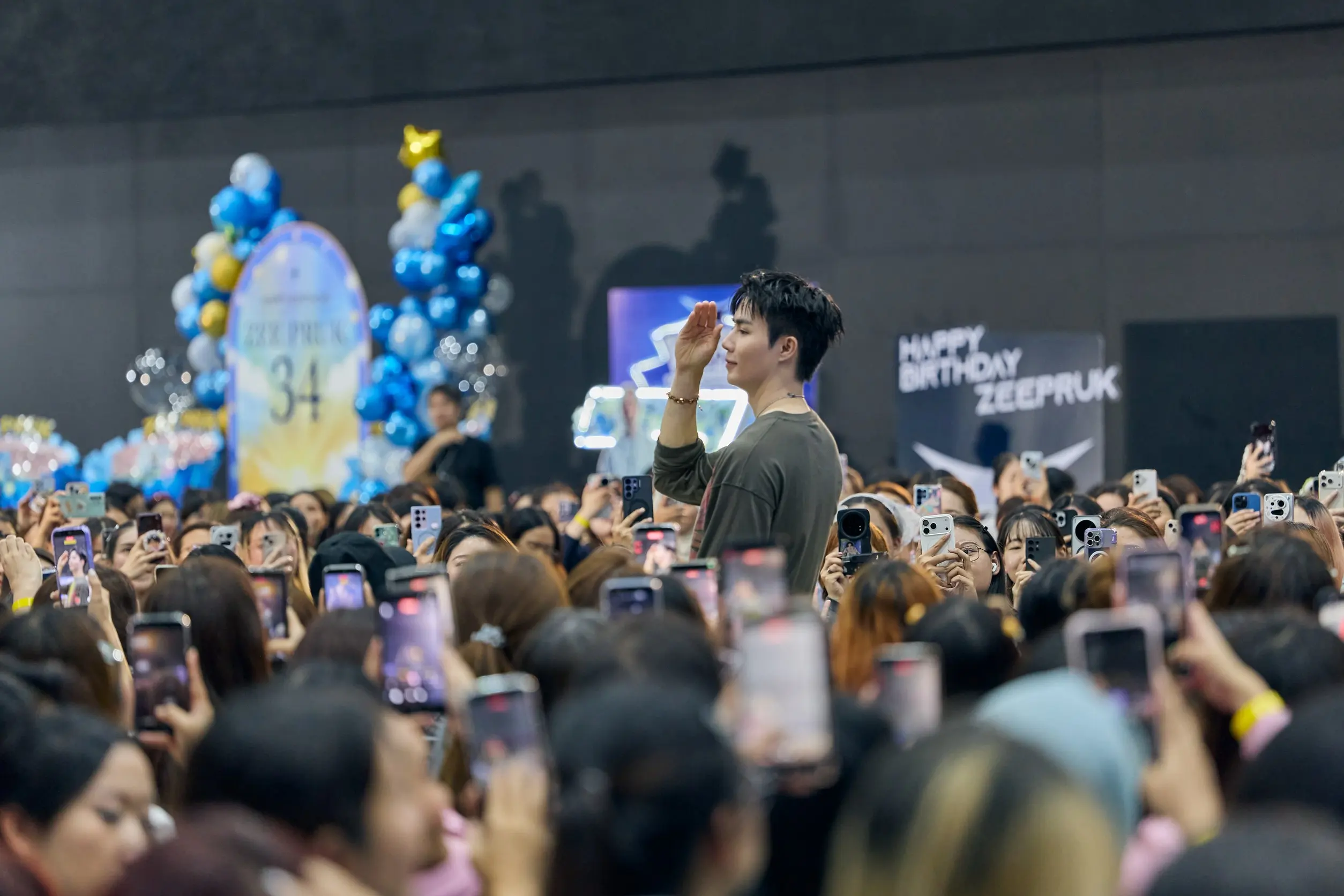 ซี พฤกษ์ พานิช จัดงานฉลองวันเกิดอายุครบ 34 ปี ZeePruk Fan Gathering Happy Birthday ที่ MCC Hall เดอะมอลล์ไลฟ์สโตร์ บางแค โดยมี นุนิว ชวรินทร์ ร่วมเซอร์ไพรส์เค้ก