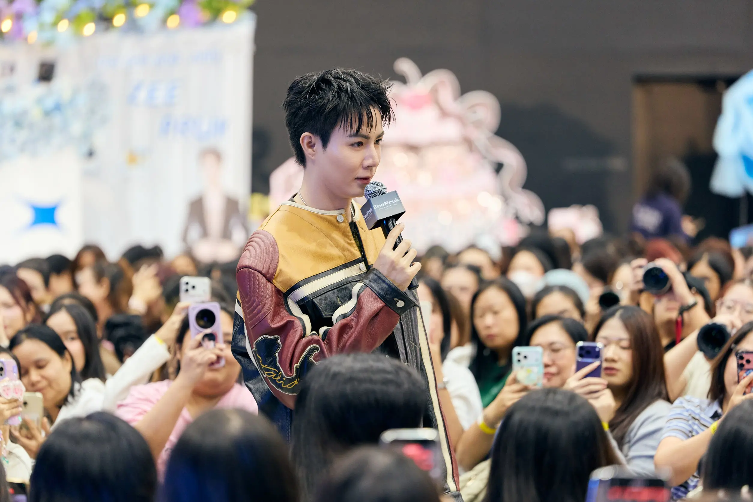 ซี พฤกษ์ พานิช จัดงานฉลองวันเกิดอายุครบ 34 ปี ZeePruk Fan Gathering Happy Birthday ที่ MCC Hall เดอะมอลล์ไลฟ์สโตร์ บางแค โดยมี นุนิว ชวรินทร์ ร่วมเซอร์ไพรส์เค้ก