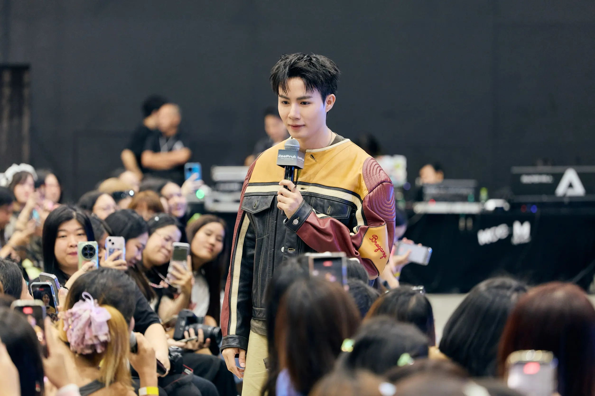 ซี พฤกษ์ พานิช จัดงานฉลองวันเกิดอายุครบ 34 ปี ZeePruk Fan Gathering Happy Birthday ที่ MCC Hall เดอะมอลล์ไลฟ์สโตร์ บางแค โดยมี นุนิว ชวรินทร์ ร่วมเซอร์ไพรส์เค้ก