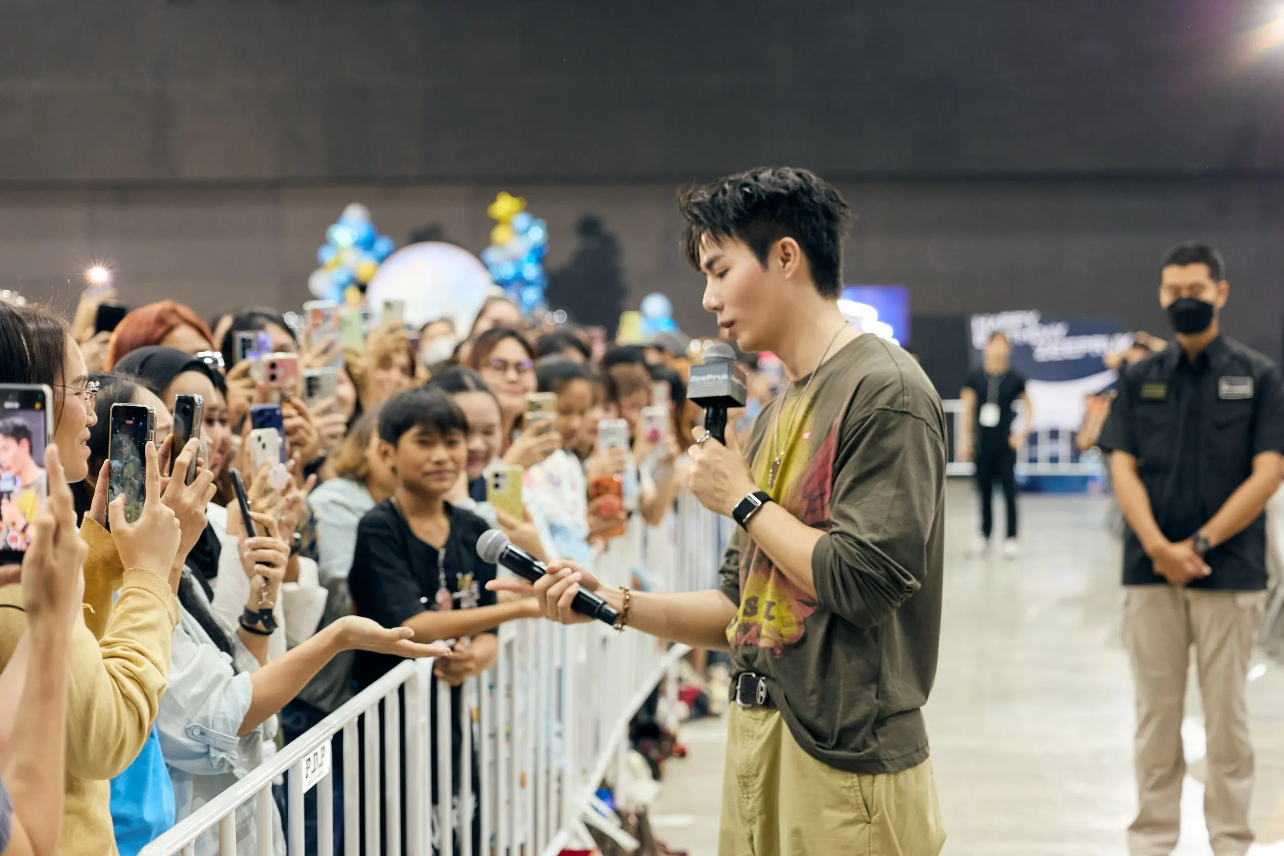 ซี พฤกษ์ พานิช จัดงานฉลองวันเกิดอายุครบ 34 ปี ZeePruk Fan Gathering Happy Birthday ที่ MCC Hall เดอะมอลล์ไลฟ์สโตร์ บางแค โดยมี นุนิว ชวรินทร์ ร่วมเซอร์ไพรส์เค้ก